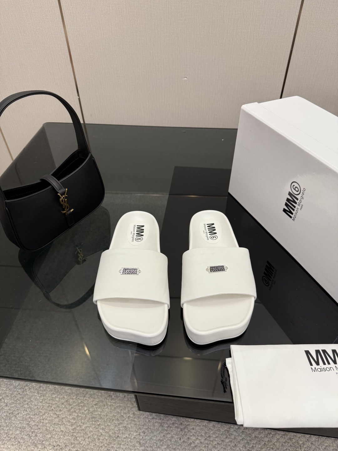 NO:710843,MM6 new sandals MM6 has a new style with classic apple head. The foot bed height of 3 cm is just right for your altitude and comfort level. This foot bed adopts the latest black technology, which is Q-elastic and ergonomic. The appearance design is simple but not simple, high-end and atmospheric. The code number is 35-40. It comes with original packaging plus airplane case, slippers, masion margiela, sandals, slippers.19860909MM6新款凉鞋 MM6经典造型苹果头又出新款 3公分的脚床高度无论从您的海拔还是舒适度都是刚刚好.这款脚床采用了目前最新的黑科技踩上去Q弹又符合人体工学包裹性杠杠的、外观设计简约而不简单、高端大气 码数35-40、配原版包装外加飞机盒,拖鞋,masion margiela,sandals,slippers,Women's Shoes