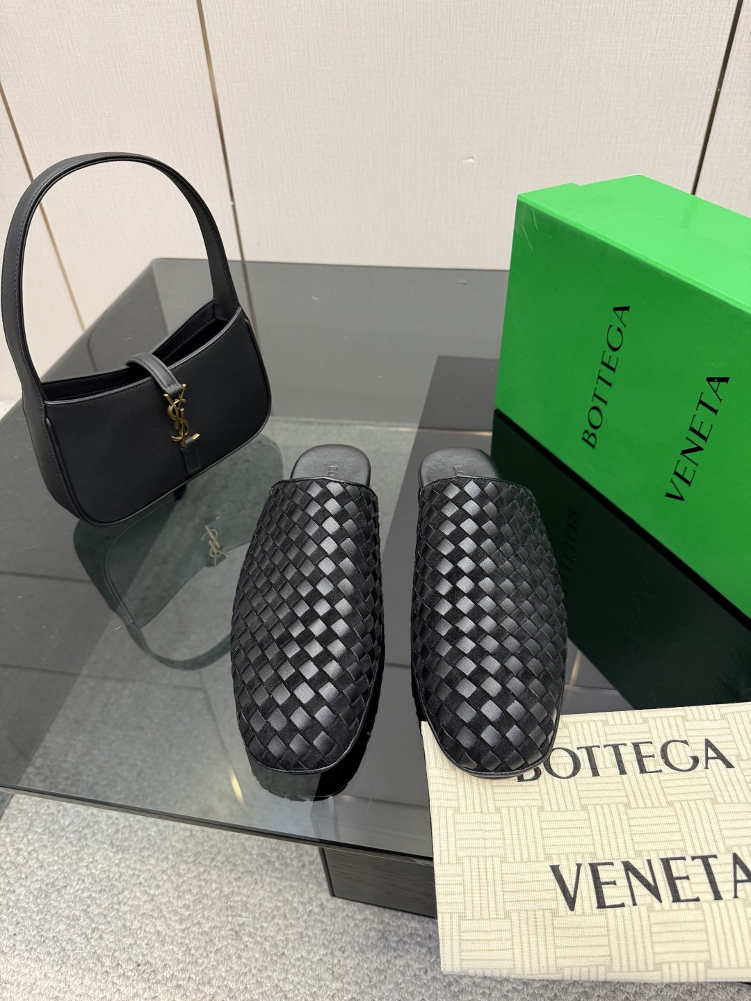 NO:710838,Slippers for women 360 men's BV half slippers This classic style is simply BV's latest ceiling. The two-color color is versatile. A simple piece of leather with 7 mm strips. Hand-woven, high-end and comfortable. The fabric is made of high-quality calfskin. The foot pads are lined with sheepskin, which is comfortable and high-end. The outsole is made of Italian genuine leather outsole & injection molded rubber technology. Light dyeing technology is used for benchmarking. Original packaging is used. The shoe bag is printed with rubber logo technology. The most high-end in the market. Hot melt glue is used to shape the toe.  The heel is easy to rebound and does not deform. The upper stitching uses an Italian computer needle machine. The workmanship is fine. The original packaging is used. Three-in-one box. Treat customers sincerely. Women's 34 35 36 37 38 39 40 Men's 38 39 40 41 42 43 44 45 46 47 (Female 34 40 Customized Men's 38 45 46 47  4620 4730 customized), semi-trailer,bottega veneta,slippers,cowhide,sheepskin,Leather soles19860909拖鞋女款 360 男款  BV半拖 这款经典款 简直bv最新天花板啦 双色彩色百搭  简约一块皮7毫米抽条  手工编织而成 高档舒适 面料选用优质小牛皮 垫脚羊皮内里舒适高端 大底选用意大利真皮大底&注塑橡胶工艺 运用轻染工艺 对标对版 选用原版包装 鞋子布袋采用印胶logo工艺 市场最高端 采用热熔胶定型鞋头 后跟 易回弹不变形  鞋面车线选用意大利电脑针车 做工精细 选用原版包装 三合一盒子 真心对待客人 女款 34 35 36 37 38 39 40  男款 38 39 40 41 42 43 44 45 46 47（女34 40 定制 男38 45 46 47 4620 4730 定制）,半拖,bottega veneta,slippers,cowhide,sheepskin,Leather soles,Women's Shoes