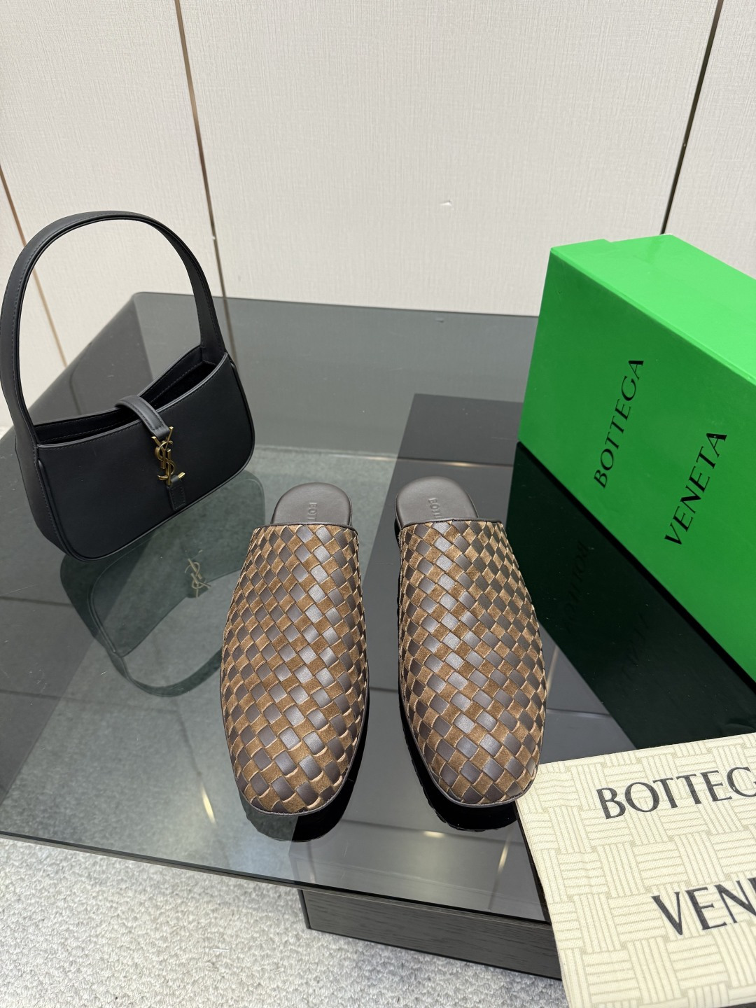 NO:710833,Slippers for women, 360 men's model, BV half-slippers. This classic style is simply BV's latest ceiling. Two-color versatile. Simple piece of leather with 7 mm strips. Hand-woven. High-end and comfortable. The fabric is made of high-quality calfskin. The padding sheepskin lining is comfortable and high-end. The outsole is made of Italian genuine leather outsole & injection molded rubber. Light dyeing process is used for benchmarking. The original packaging is used. The shoe bag is printed with a rubber logo process. The most high-end in the market. Hot melt glue is used to shape the toe and heel.  Easy to rebound and not deformed. Italian computer sewing machines are used for upper stitching. Fine workmanship. Original packaging. Three-in-one box. Treat customers sincerely. Women's 34 35 36 37 38 39 40 Men's 38 39 40 41 42 43 44 45 46 47 (Female 34 40 Customized Men's 38 45 46 47  4620 4730 customized), semi-trailer,bottega veneta,slippers,cowhide,sheepskin,Leather soles19860909拖鞋女款360男款  BV半拖 这款经典款 简直bv最新天花板啦 双色彩色百搭  简约一块皮7毫米抽条  手工编织而成 高档舒适 面料选用优质小牛皮 垫脚羊皮内里舒适高端 大底选用意大利真皮大底&注塑橡胶工艺 运用轻染工艺 对标对版 选用原版包装 鞋子布袋采用印胶logo工艺 市场最高端 采用热熔胶定型鞋头 后跟 易回弹不变形  鞋面车线选用意大利电脑针车 做工精细 选用原版包装 三合一盒子 真心对待客人 女款 34 35 36 37 38 39 40  男款 38 39 40 41 42 43 44 45 46 47（女34 40 定制 男38 45 46 47 4620 4730 定制）,半拖,bottega veneta,slippers,cowhide,sheepskin,Leather soles,Women's Shoes