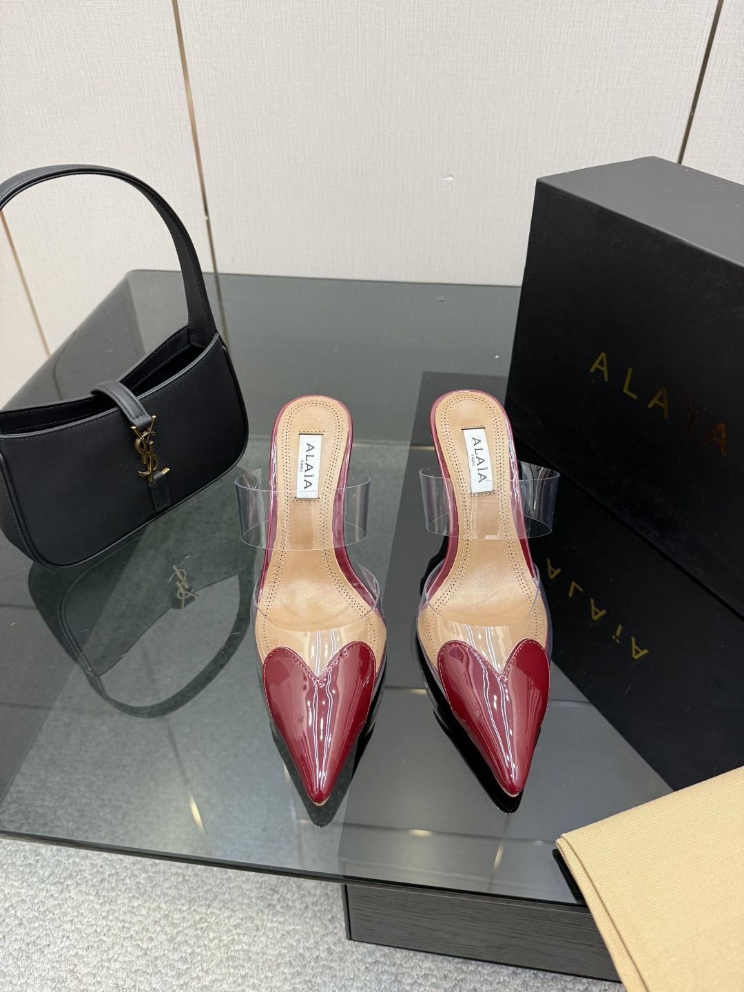 NO:710828,ALAIA｜French high-end first-line haute couture brand. It enjoys a high reputation in the Paris fashion industry and the world. Victoria Beckham, Michelle Obama, Ladygaga, and Madonna are all admirers and biggest fans of ALAA. Fashion show new Alaia series Alaya pointed toe PVC wedge heel pointed toe fashion catwalk sandals. Original custom-made PVC upper. Sheepskin lining. Heel 10cm. Original sole molding. One-to-one.  Size 34-39 (34.40.41. Customized) Packaging Alaia original packaging, high heels, alaia, sandals, high heels, sheepskin19860909ALAIA｜法国高端一线高定品牌 巴黎时装界以及全世界都享有盛誉 维多利亚贝克汉姆,米歇尔奥巴马,Ladygaga ,麦当娜, 都是ALAA的崇拜者和头号粉丝 时装秀新款Alaia系列 阿莱雅尖头PVC坡跟尖头时装走秀凉鞋 鞋面原版定制PVC 内里羊皮 鞋跟10cm 鞋底原版开模一比一 码数34-39（34.40.41.定制） 包装Alaia原版包装,高跟鞋,alaia,sandals,high heels,sheepskin,Women's Shoes