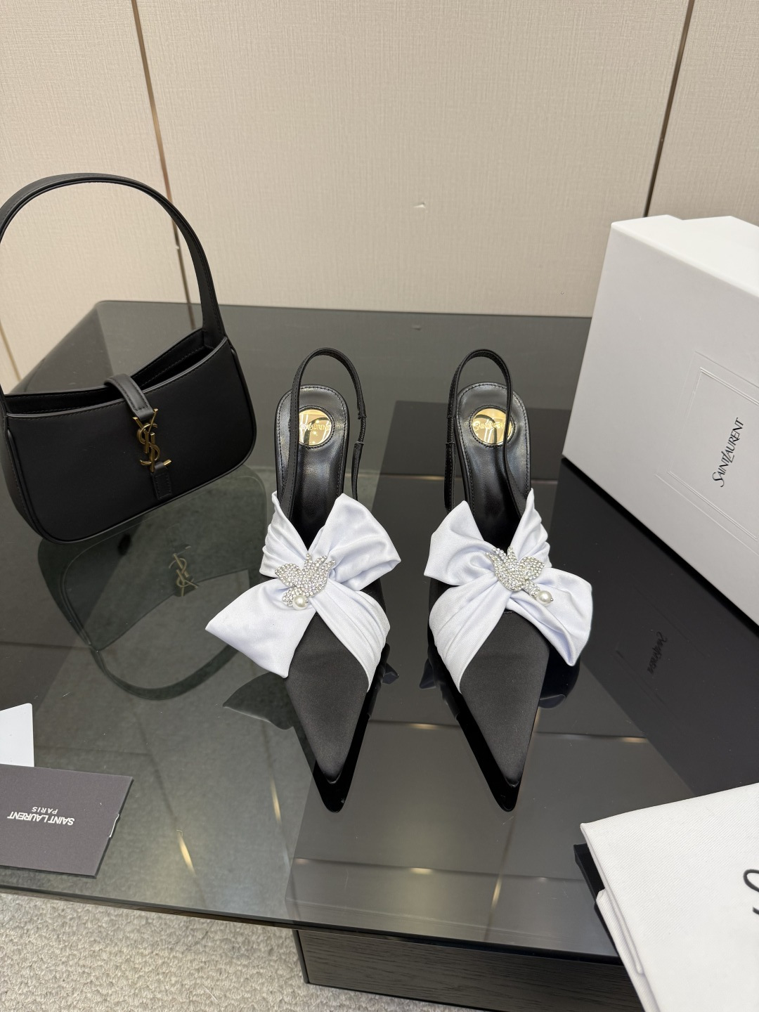 NO:720932,The top version of Saint Laurent / Saint Laurent bow sandals, pointed toe high heels, YSL sister's beautiful high heels. It is also the Saint Laurent in the world. Rose's high heels are very good at modifying the foot shape, and the luxurious metal chain. In recent years, SLP has become more and more understanding of women in high heels and has moved away from the awkward design impression of waterproof platform models. YSL's beautiful high heels. The upper is imported silk. The sole is genuine leather. The heel height is 10.5cm. Size 35-42 (35)  40.41.42 Customized (non-returnable and non-exchangeable), high heels and sandals, loro piana, saint laurent, saint laurent, saint laurent, sandals, high heels, real silk, Leather soles19860909顶级版本 Saint Laurent / 圣罗兰蝴蝶结凉鞋尖头高跟鞋YSL姐姐的美丽尤物高跟鞋 又是人间圣罗兰 Rose同款的高跟鞋化很好修饰脚型,奢华金属链 这几年SLP是在高跟鞋越来越懂女人了朝摒奔了防水台款的尴尬设计印象ysl绝美高跟鞋 鞋面进口真丝 鞋底真皮大底 跟高10.5cm 尺码35-42(35 40.41.42定制不退不换),高跟鞋凉鞋,loro piana,saint laurent,saint laurent,saint laurent,sandals,high heels,real silk,Leather soles,Women's Shoes