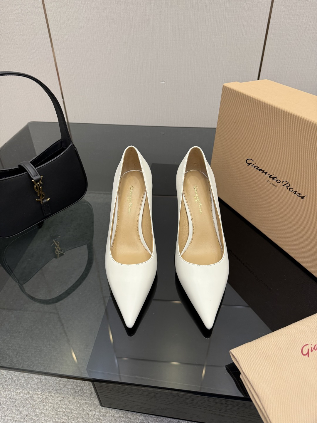 NO:720996,gianvito rossi 2025 new shoes, top version. The lace mesh design has a unique charm, adding mystery and sexiness. The high-heeled pointed toe shows elegance, and the empty back style reveals a touch of playfulness. Wearing it, every step is like blooming gorgeously on the stage and becoming the focus of everyone's attention. _______________________ * Complete package.  8.5cm * Size: 35-43 (40 41 42 customized, non-refundable), high heels, single shoes, high heels, sheepskin, sheep, Leather soles19860909gianvito rossi 2025新款单鞋 顶级版本 蕾丝网面设计独具韵味,增添了神秘与性感.高跟尖头展现出优雅气质,后空款式则透着一丝俏皮.穿上它,每一步都像是在舞台上华丽绽放,成为众人瞩目的焦点. _____________________________ * 全套包装. * 鞋面原版定制羊皮羊京 * 垫脚 羊皮 * 鞋底 意大利真皮大底 * 跟高 8.5cm * 码数:35－43（40 41 42定做不退换）,高跟鞋单鞋,high heels,sheepskin,sheep,Leather soles,Women's Shoes