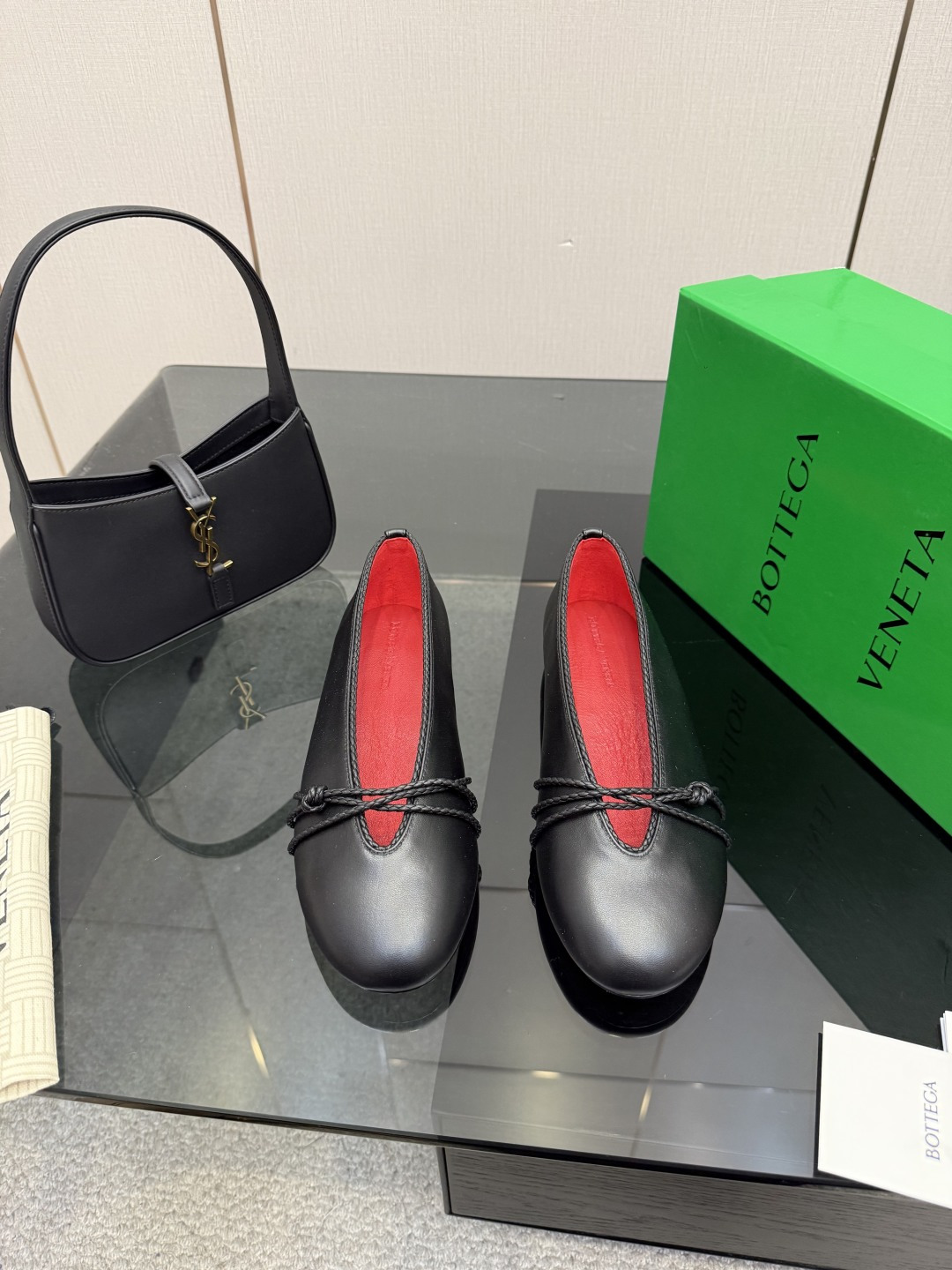 NO:720989,BV Rosa ballet shoes brown lambskin round leather lace inlaid shoe collar single shoe series flat design soft and comfortable built-in feet cloud-like comfort hand-woven lace inlaid shoe collar super soft and comfortable This classic style is simply BV's latest ceiling color versatile mm strips shoe collar inlay hand-woven high-end and comfortable fabrics made of high-quality lambskin hand-woven foot pad sheepskin lining comfortable and high-end  The outsole uses Italian genuine leather outsole & injection molded rubber technology. Uses light dyeing technology to match the standard. Use original packaging. The shoe bag uses rubber logo printing technology. The most high-end in the market. Hot melt glue is used to shape the toe and heel. It is easy to rebound and does not deform. The upper stitching uses Italian computer sewing machine. Fine workmanship. Use original packaging. Treat customers sincerely. 35 36 37 38 39 40 41 42 (40 41)  42 customized),ballet shoes,bottega veneta,sheepskin,Leather soles19860909BV Rosa 芭蕾舞鞋 咖啡色 小羊皮 圆皮花边 镶嵌鞋口 单鞋系列 平底设计 柔软舒适 内置垫脚 云朵般舒适 手工编织花边 镶嵌鞋口 超级柔软舒适 这款经典款 简直bv最新天花板啦 彩色百搭  毫米抽条 鞋口镶嵌  手工编织而成 高档舒适 面料选用优质小羊皮 手工编织而成  垫脚羊皮内里舒适高端 大底选用意大利真皮大底&注塑橡胶工艺 运用轻染工艺 对标对版 选用原版包装 鞋子布袋采用印胶logo工艺 市场最高端 采用热熔胶定型鞋头 后跟 易回弹不变形  鞋面车线选用意大利电脑针车 做工精细 选用原版包装 真心对待客人 35 36 37 38 39 40 41 42 （40 41 42 定制）,芭蕾舞鞋,bottega veneta,sheepskin,Leather soles,Women's Shoes