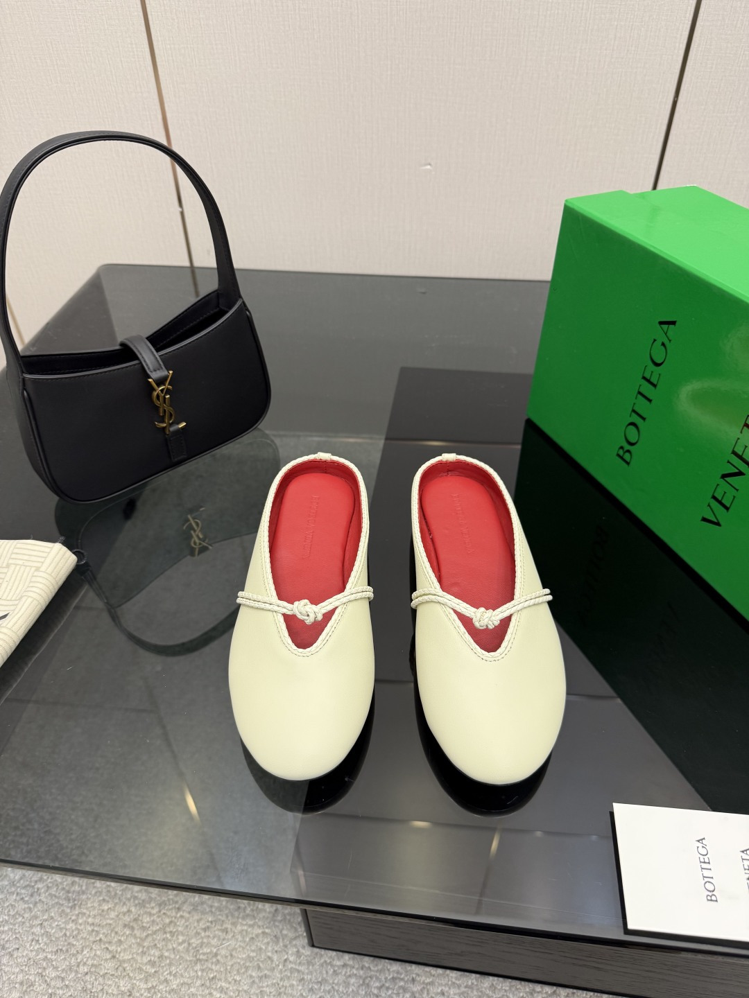 NO:720983,BV Rosa ballet shoes burgundy lambskin round leather lace inlaid shoe collar single shoe series flat design soft and comfortable built-in feet cloud-like comfort hand-woven lace inlaid shoe collar super soft and comfortable This classic model is simply BV's latest ceiling color versatile mm strips shoe collar inlay hand-woven high-end and comfortable fabrics made of high-quality lambskin hand-woven foot pad sheepskin lining comfortable and high-end  The outsole uses Italian genuine leather outsole & injection molded rubber technology. Uses light dyeing technology to match the standard. Use original packaging. The shoe bag uses rubber logo printing technology. The most high-end in the market. Hot melt glue is used to shape the toe and heel. It is easy to rebound and does not deform. The upper stitching uses Italian computer sewing machine. Fine workmanship. Use original packaging. Treat customers sincerely. 35 36 37 38 39 40 41 42 (40 41)  42 customized),ballet shoes,bottega veneta,sheepskin,Leather soles19860909BV Rosa 芭蕾舞鞋 酒红色 小羊皮 圆皮花边 镶嵌鞋口 单鞋系列 平底设计 柔软舒适 内置垫脚 云朵般舒适 手工编织花边 镶嵌鞋口 超级柔软舒适 这款经典款 简直bv最新天花板啦 彩色百搭  毫米抽条 鞋口镶嵌  手工编织而成 高档舒适 面料选用优质小羊皮 手工编织而成  垫脚羊皮内里舒适高端 大底选用意大利真皮大底&注塑橡胶工艺 运用轻染工艺 对标对版 选用原版包装 鞋子布袋采用印胶logo工艺 市场最高端 采用热熔胶定型鞋头 后跟 易回弹不变形  鞋面车线选用意大利电脑针车 做工精细 选用原版包装 真心对待客人 35 36 37 38 39 40 41 42 （40 41 42 定制）,芭蕾舞鞋,bottega veneta,sheepskin,Leather soles,Women's Shoes