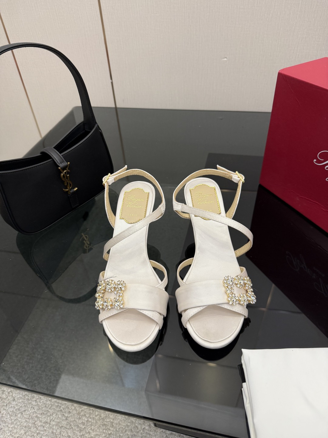 NO:720976,Top version Roger Vivie*｜RV classic silk rhinestone buckle series, original customized shoe last, super correct version, super elegant, the more you look at it, the more you look at it!!! What kind of fairy shoes are so beautiful!  Completely like a fairy, the shiny silk vamp paired with binglinbinglin’s rhinestones is so eye-catching!  Rhinestones surround the beauty under the sun~ The upper is made of customized imported silk, the inner foot pad is made of water-dyed sheepskin, the leather outsole imported from Italy, the heel height is 6.5cm, the size is 35-39 (customized for 40, 41, 42), high heels and sandals, roger vivier, sandals, high heels, cowhide, sheepskin, real silk19860909顶级版本 Roger Vivie*｜RV经典真丝水钻扣系列 原版定制鞋楦 版型超正 超显气质 真是越看越上头那种!!! 什么神仙鞋也太美了吧！ 完全仙女下凡闪闪亮真丝鞋面搭配 binglinbinglin的水钻简直亮瞎双眼！ 水钻围绕阳光下巨美～ 鞋面采用定制进口真丝 内里垫脚是水染羊皮 意大利进口牛皮大底 跟高6.5cm 码数35-39（40、41、42定制）,高跟鞋凉鞋,roger vivier,sandals,high heels,cowhide,sheepskin,real silk,Women's Shoes