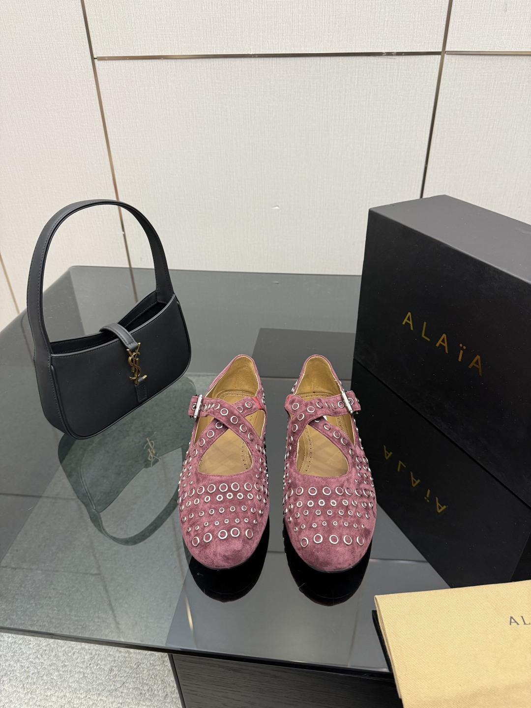 NO:720961,The highest version of ALAIA｜French high-end first-line haute couture brand AzzedineAlaia: the last craftsman in the fashion industry, the king of tailoring who is only loyal to showing off the female body curves. The brand Alaia, founded in 1979, has always been selling fashionable and stylish women's shoes. It is well-known in the Paris fashion industry and around the world. Victoria Beckham, Michelle Obama, Ladygaga, and Madonna are all admirers and number one fans of ALAA. Fashion show of new Alaia series flat ballet shoes  Original custom-made upper from Niu Jing, sheepskin lining, flat heel, rubber sole, size 34-39 (customized at 34.40.41.42.43), ballet shoes, alaia, sheepskin19860909最高版 ALAIA｜法国高端一线高定品牌 AzzedineAlaia:时尚界最后的手艺人 只忠于展现女性身体曲线的裁剪之王 始创于1979年的品牌Alaia 一直主售时装感十足的型格女鞋 巴黎时装界以及全世界都享有盛誉 维多利亚贝克汉姆,米歇尔奥巴马,Ladygaga ,麦当娜, 都是ALAA的崇拜者和头号粉丝 时装秀新款Alaia系列平底芭蕾舞鞋 鞋面原版定制牛京 内里羊皮 鞋跟平底 鞋底橡胶底 码数34-39（34.40.41.42.43定制）,芭蕾舞鞋,alaia,sheepskin,Women's Shoes