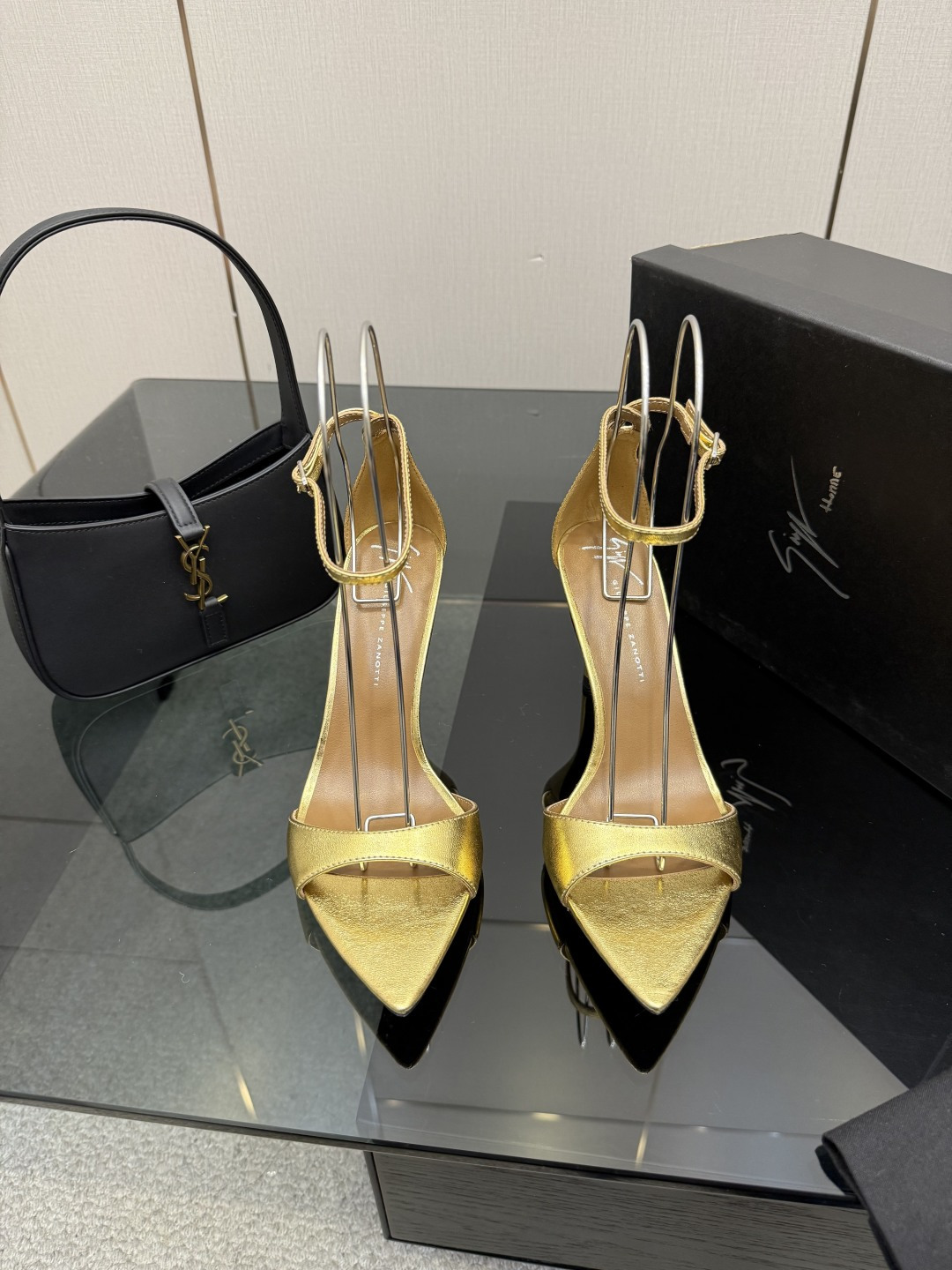 NO:720944,The highest version of Giuseppe Zanotti—SS2026 new product!  GZ Sandals Series 2026 Pointed-toe high-heeled slippers How can you miss a pair of fairy shoes in the light summer? Match with various small skirts and don't pick your foot shape at all. Fabric patent leather outsole Genuine leather outsole Size 35-42 (customized for 40, 41, 42) Heel height 9cm, high-heeled sandals, sandals, high heels, slippers, skirts, Leather soles19860909最高版 Giuseppe Zanotti— SS2026新品！GZ 凉鞋系列 2026尖头高跟拖鞋淡淡的夏日里怎么少得了一双仙女鞋 各种小裙子搭配起来 完全不挑脚型 面料漆皮 大底真皮大底 码数35-42（40,41,42定制） 跟高9cm,高跟鞋凉鞋,sandals,high heels,slippers,skirts,Leather soles,Women's Shoes