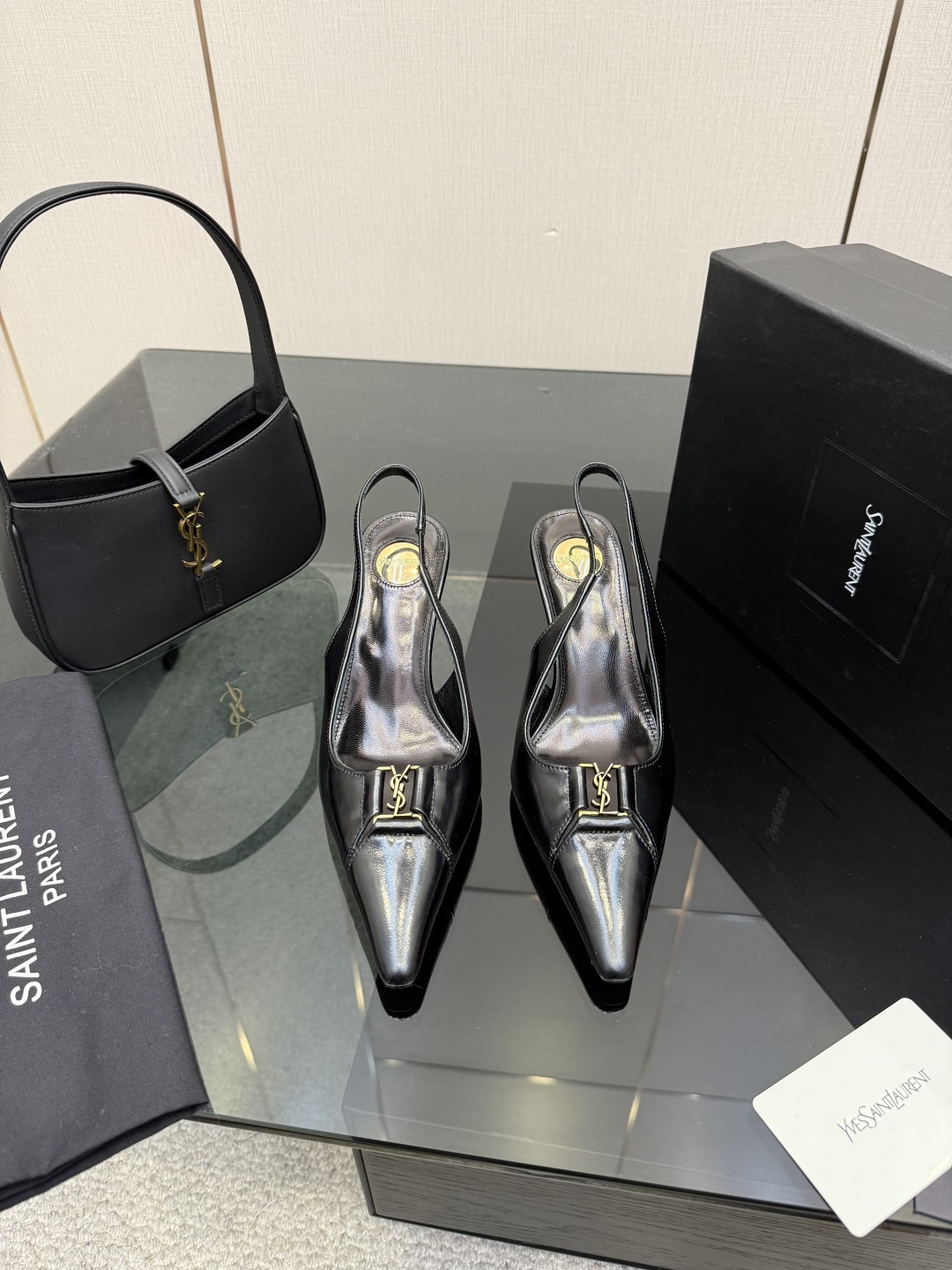 NO:720994,SAIN*LAURENT2026 new spring and summer series high-heeled sandals!  Pointed-toe high-heeled slippers, how can we miss a pair of fairy shoes in the light summer? Paired with various small skirts, it doesn't matter the shape of the feet at all. The transparent sparkling diamonds show a phantom under the light. It is really too beautiful. The whiteness of the upper feet makes people look up!  The delicate crystal chain embellishes the delicate lines of the ankle, releasing infinite elegance. Explore more high-heeled shoes!  Fabric: Cowhide matte, open edge beaded cowhide, butter leather, silk. Outsole, genuine leather outsole. Size: 35-42 (customized at 40.41.42). Heel height: 6.5cm, high heels and sandals, saint laurent, sandals, high heels, slippers, skirts, cowhide, real silk, Leather soles19860909SAIN*LAURENT2026全新春夏系列高跟凉鞋 ！ 尖头高跟拖鞋淡淡的夏日里怎么少得了一双仙女鞋 各种小裙子搭配起来 完全不挑脚型哦 通透的闪钻在光线的照耀下呈现幻彩 真的美的过分 上脚显白的让人上头！细巧水晶链饰点亮脚踝纤雅线条 释放无限优雅魅力 探索更多臻选高跟鞋！ 面料牛皮哑光,开边珠牛皮,牛油皮,真丝 大底真皮大底 码数35-42（40.41.42定制） 跟高6.5cm,高跟鞋凉鞋,saint laurent,sandals,high heels,slippers,skirts,cowhide,real silk,Leather soles,Women's Shoes