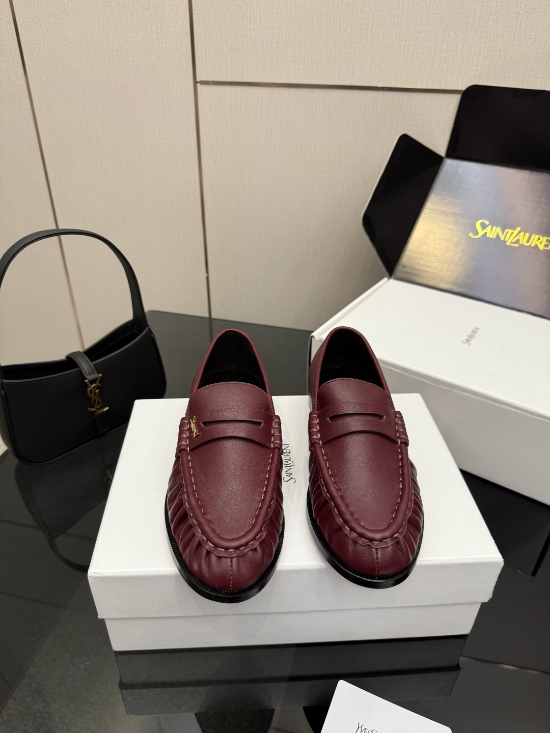 NO:720981,New colors and fabrics for women, men's size Saint Lauren*YSL Saint Laurent 26ss new product YSL small logo loafers. The iconic small logo is the soul of this pair of shoes. It is presented on the shoe body in a low-key and delicate manner. Different from the big and flamboyant logo, it is quiet but eye-catching. It outlines YSL's unique fashion DNA with simple lines and inadvertently reveals the brand's profound heritage. The classic almond-shaped design of the toe cleverly modifies the foot shape.  It visually lengthens the foot line and highlights elegance and delicacy. Whether it is paired with simple wide-leg pants or a playful short skirt, it can be easily controlled to show the charm of different styles and become the finishing touch in the look. The fabric is made of original customized leather and the inner pads are all sheepskin. Italian imported genuine leather outsole size. Women's size 35-39 (40, 41, 42, 43 customized) Men's size 40-45 (46 customized), loafers, saint  laurent,saint laurent,saint laurent,loafers,skirts,sheepskin,Leather soles19860909新增颜色面料女码 男码 Saint Lauren*YSL圣罗兰26ss新品 YSL小logo乐福鞋单鞋 标志性的小logo是这双鞋的灵魂所在 以低调而精致的姿态呈现于鞋身之上. 不同于张扬的大标识 它安静却醒目 用简洁线条勾勒出YSL独有的时尚DNA 在不经意间透露出品牌的深厚底蕴 鞋头的经典杏仁形设计 巧妙修饰脚型 在视觉上拉长足部线条 彰显优雅与秀气 . 无论是搭配简约阔腿裤 还是俏皮小短裙 都能轻松驾驭 展现不同风格魅力 成为造型中的点睛之笔. 面料采用原版定制皮料 内里垫脚均为羊皮 意大利进口真皮大底 size 女码35-39（40、41、42、43定制） 男码40-45（46码定做）,乐福鞋,saint laurent,saint laurent,saint laurent,loafers,skirts,sheepskin,Leather soles,Women's Shoes