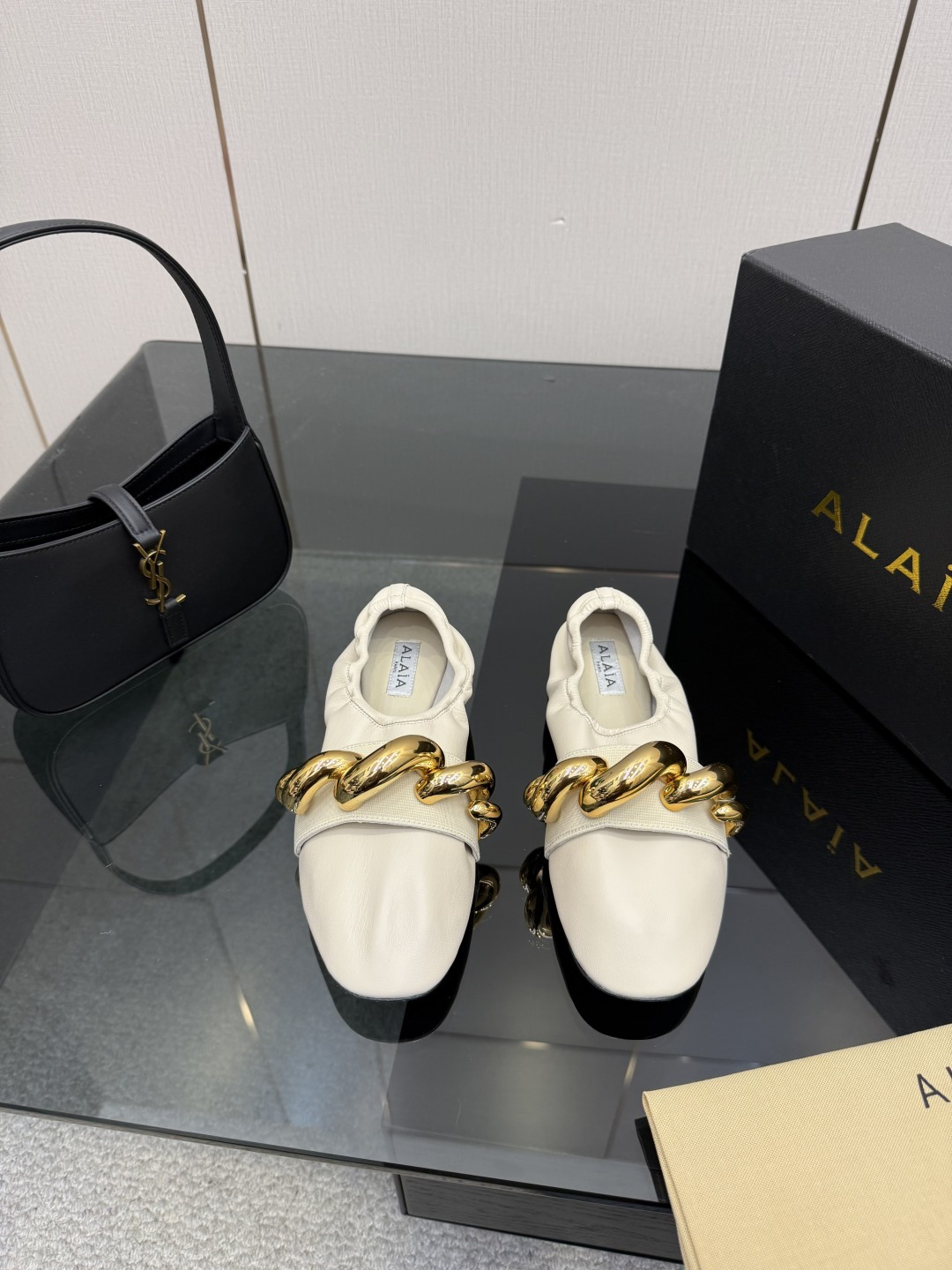 NO:720950,Alaia slippers come from Paris. Black. Color is love at first sight. Hand-made high-end. Classic. Alaia has another sexy side. With different styles, different styles can be easily controlled. Whether jeans, suit pants, or pleated skirts, they can upgrade your outfit to fashion, elegance and excellence. Fabric Imported lambskin lining Foot pads Sheepskin outsole Italian leather outsole 34 35 36 37 38 39 40 41 42  (34 40 41 42 customized) Configure original packaging, single shoes, alaia, slippers, skirts, jeans, business suit, sheepskin, Leather soles19860909Alaia 拖鞋来自巴黎 黑色 色一见倾心  纯手高级 经典 阿莱娅还有另外性感的一面  配上不同款式,不同风格都能轻松驾驭,无论牛仔裤,西装裤,还是百褶裙,都能将你的穿搭提升到时尚,优雅和卓越之中 面料 进口小羊皮 内里 垫脚 羊皮 大底 意大利真皮大底 34 35 36 37 38 39 40 41 42 (34 40 41 42 定制) 配置原版包装,单鞋,alaia,slippers,skirts,jeans,business suit,sheepskin,Leather soles,Women's Shoes