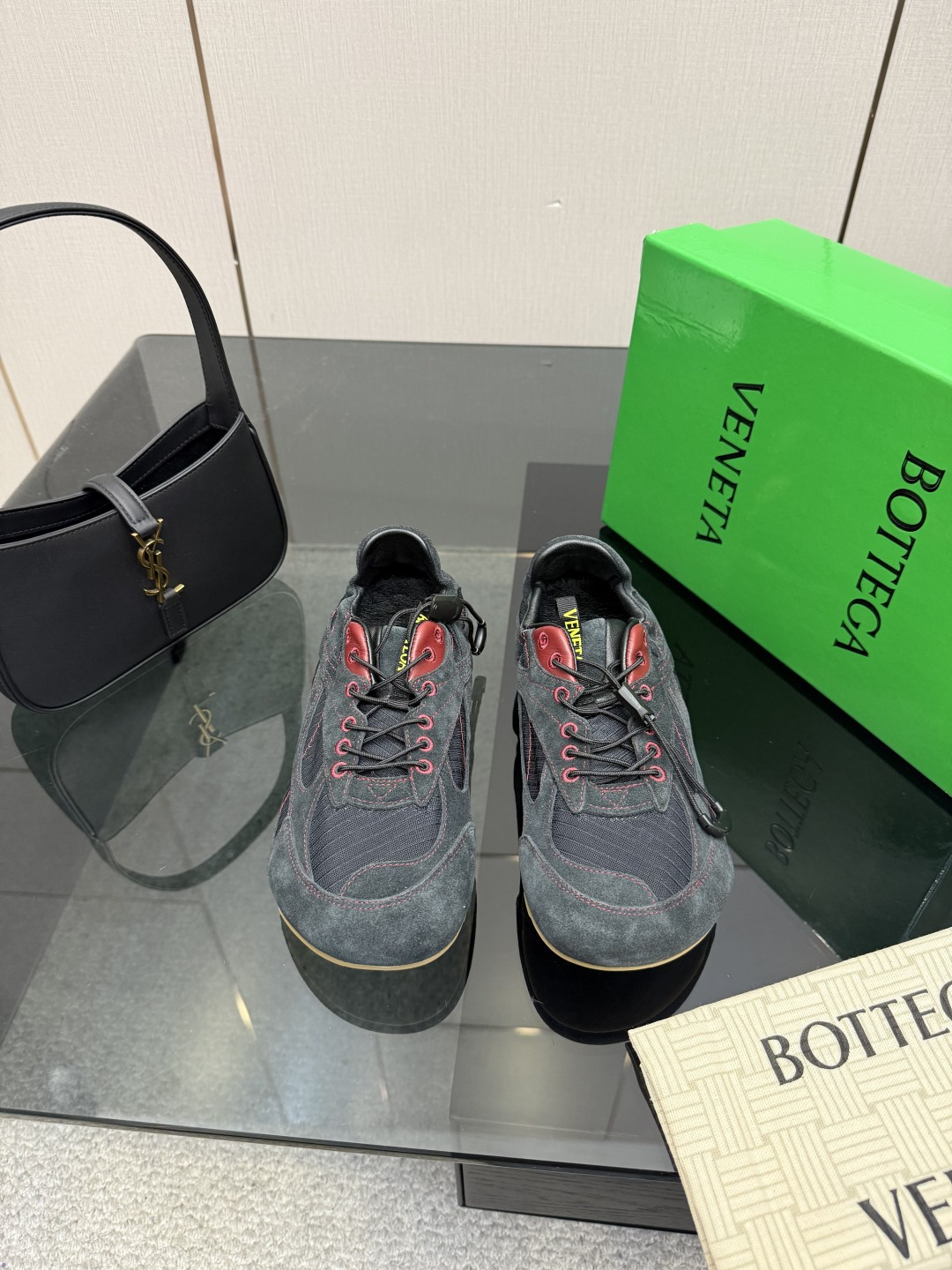 NO:720959,Men's and women's BV Orbit Flash sneakers Lemon yellow couple's style Color block series High silk cow suede Original shoe purchase Matching color Runner sneakers, lambskin lining with geometric pattern design TPU rubber outsole Wang Zha series High version Look for the package technology Matching version Still the legs look slim Very nice Playable and durable Matching standard version Package shoe technology Look for the high version The outsole adopts the color matching TPU absorbing mold process The outsole  Women's 35 36 37 38 39 40 41 (40 41 customized) Men's 39 40 41 42 43 44 45. (Customized in size 45) (Customer's logo can be accepted without refund and exchange price is excellent) Equipped with original packaging, single shoes, Bottega Veneta, sneakers, sheepskin19860909女款男款 BV Orbit Flash 运动鞋 柠檬黄情侣款 拼色系列 高丝光牛反绒皮 原版鞋购入 对色 Runner运动鞋, 小羊皮内里 搭配几何图案设计TPU 橡胶外底 王炸系列 高版本 认准套包工艺 对版  还是一样显腿细 非常nice 耐玩耐造 对标对版 套包鞋工艺 认准高版本  大底选用拼色TPU吸模工艺 大底 女款 35 36 37 38 39 40 41（40 41定制） 男款 39 40 41 42 43 44 45.(45码定制) (可承接客人logo不退换价优) 配置原版包装,单鞋,bottega veneta,sneakers,sheepskin,Women's Shoes