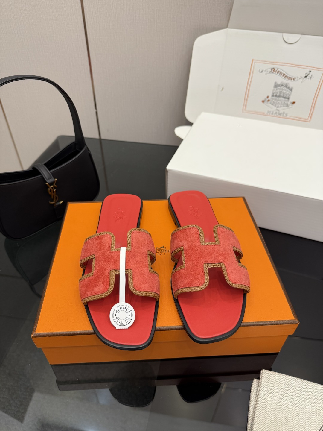 NO:720941,(With a complete set of airplane cases) Guan-made purchasing agent Hermes 2026 early spring new color classic Oran color-blocked woven women's sandals H's flat round-toe open-toe jelly-colored sandals Material upper imported sheep leather + water-dyed cowhide lining + Italian genuine leather outsole Size:  34-43 (34.40.41.42.43 customization is not returnable), slippers, hermes, hermes, slippers, cowhide, sheep, Leather soles19860909（配全套飞机盒） 莞产 代购级 爱马仕 Hermes 2026早春新色经典款 Oran 拼色工字拖编织女鞋 H家平底圆头露趾果冻色凉拖鞋 材质鞋面进口羊猄皮+水染牛皮内里+意大利真皮大底 Size: 34-43（34.40.41.42.43定制不退换）,拖鞋,hermes,hermes,slippers,cowhide,sheep,Leather soles,Women's Shoes