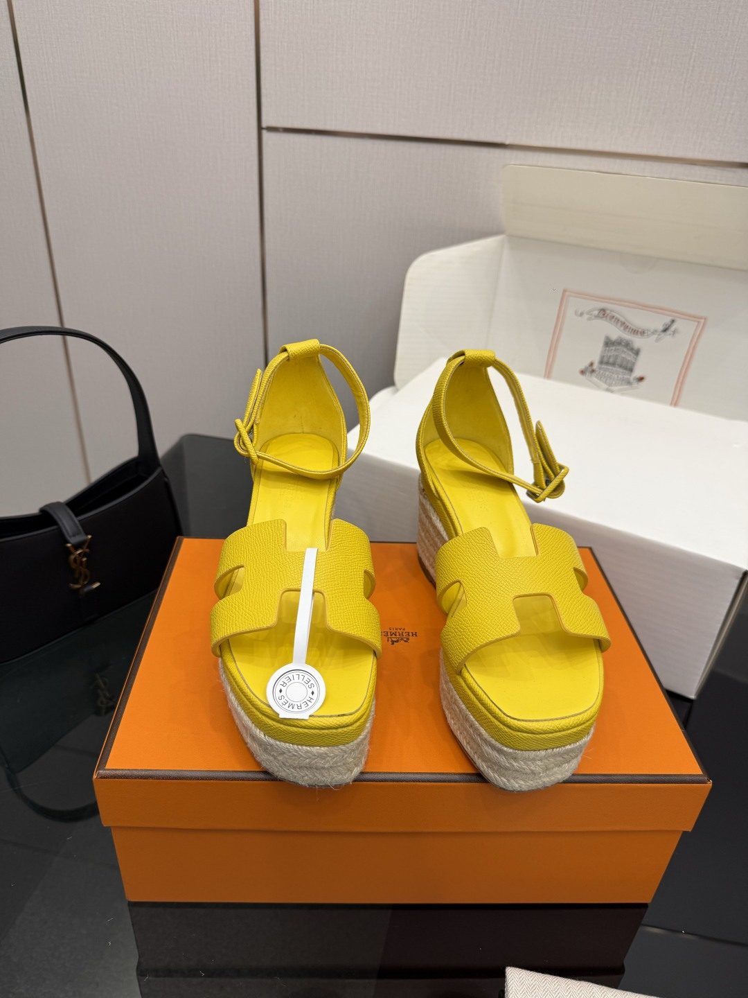 NO:720927,(With a complete set of airplane cases) Guanhuo purchasing agent Hermes 2026 spring and summer new color classic Luce thick-soled color-blocked wedge women's shoes H classic 'H'-shaped upper waterproof platform high-heeled sandals Material upper imported calfskin + water-dyed cowhide lining + original custom hemp rope combination Italian genuine leather outsole Heel height: 7CM / waterproof platform height 4CM  Size35-42 (40.41.42 customization is not returnable), high heels and sandals, hermes, hermes, sandals, high heels, cowhide, Leather soles19860909(配全套飞机盒) 莞货 代购级Hermes 爱马仕 2026春夏新色经典款 Luce 厚底拼色坡跟女鞋 H家经典“H”型鞋面防水台高跟凉鞋 材质鞋面进口小牛皮+水染牛皮内里+原版定制麻绳组合意大利真皮大底 跟高:7CM /防水台高4CM Size35-42(40.41.42定制不退换）,高跟鞋凉鞋,hermes,hermes,sandals,high heels,cowhide,Leather soles,Women's Shoes