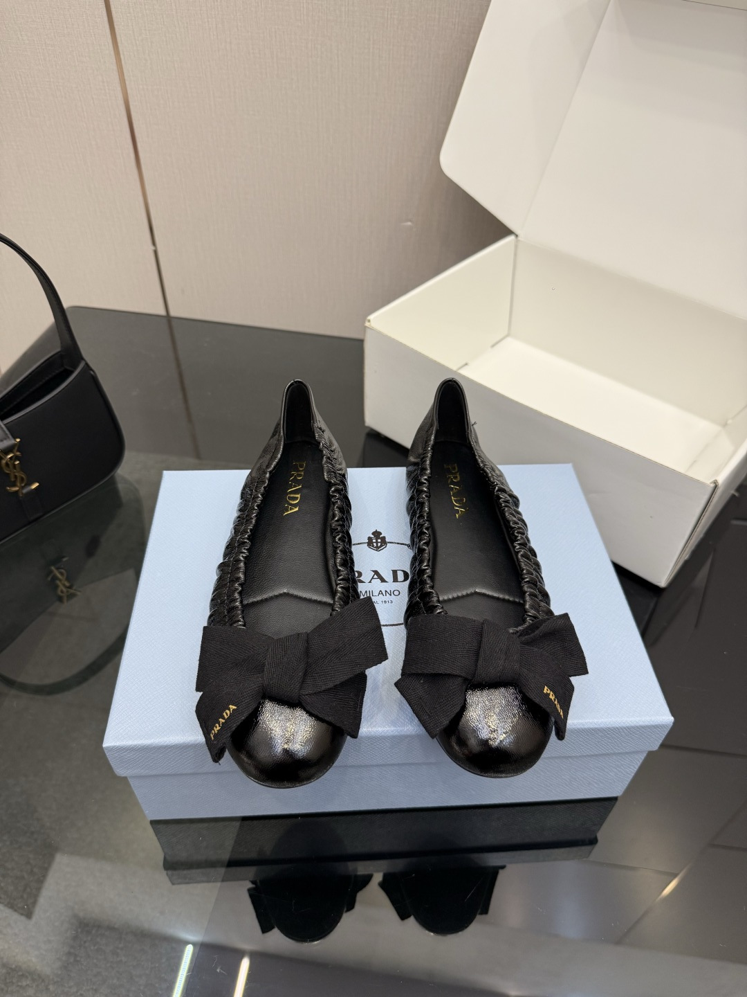 NO:723512,Prada 26 hot Mary Jane shoes · Various bloggers have shown off · Customized imported sheep leather is super comfortable, soft and fashionable, and it can wake up the colorful summer · Not picky at all and can be matched with gold · Invincible and versatile · Just buy it (customized sheep leather/silk, plaid version, midsole and sole are all molded in Y version) The upper is customized imported cowhide, horse hair, Yang Jing, the lining is imported crystal sheepskin, the sole is genuine leather  Size 35-39 (40, 41 customized, non-returnable) (full set of packaging), Mary Jane, prada, mary jane, cowhide, sheepskin, real silk, sheep, gold, Leather soles19860909普拉达26火爆玛丽珍鞋 ·各路博主纷纷亮出·定制进口绵羊皮超级舒适柔软时髦得来又能唤醒夏日缤纷·一点都不挑人又可以搭配黄金搭配·无敌百搭·买就对了（Y版开发定制绵羊皮/真丝、格版、中底、鞋底全部是Y版开模的） 鞋面定制进口牛皮,马毛,羊京 内里进口水晶绵羊皮 鞋底真皮大底 码数35-39(40,41定做不退 换)（全套包装）,玛丽珍,prada,mary jane,cowhide,sheepskin,real silk,sheep,gold,Leather soles,Women's Shoes