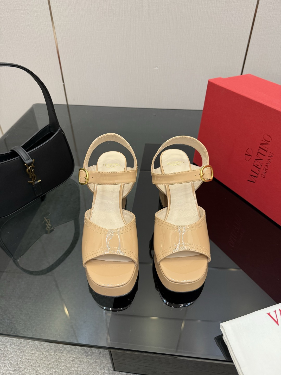 NO:905863,Valentino/Valentino spring and summer new waterproof platform high-heeled sandals. A pair of sky-high waterproof platform high-heeled sandals are enough to ignite your fashion ambitions and are full of aura. The toe is in the shape of a fish mouth, exposing the toes just right, instantly elongating the toe line, making it look more slender and slender, injecting a touch of playfulness and sexiness into the overall shape. It is the perfect balance of fashion and practicality. It can not only give you the visual effect of long legs, but also effectively disperse the pressure when walking, whether it is a dinner, party or daily outing.  It can be easily controlled and shows a unique fashion attitude. The fabric is made of original customized leather, the inner pads are all lambskin, the heel height is 9cm, the water platform is 2cm, the Italian imported cowhide outsole size35-39 (customized 40/41), high heels and sandals, valentino, valentino, sandals, high heels, cowhide, sheepskin19860909Valentino/华伦天奴春夏 新品防水台高跟凉鞋 一双恨天高防水台高跟凉鞋 足以点燃你的时尚野心 气场十足. 鞋头呈鱼嘴状 恰到好处地露出脚趾 瞬间拉长脚尖线条 看起来更加纤细修长 为整体造型注入一丝俏皮与性感. 是时尚与实用的完美平衡 既能让你拥有大长腿视觉效果 又有效分散了行走时的压力 无论是晚宴 派对还是日常出街 都能轻松驾驭 彰显独特时尚态度. 面料采用原版定制皮料 内里垫脚均为小羊皮 跟高9cm 水台2cm 意大利进口牛皮大底 size35-39（40/41定制）,高跟鞋凉鞋,valentino,valentino,sandals,high heels,cowhide,sheepskin,Women's Shoes