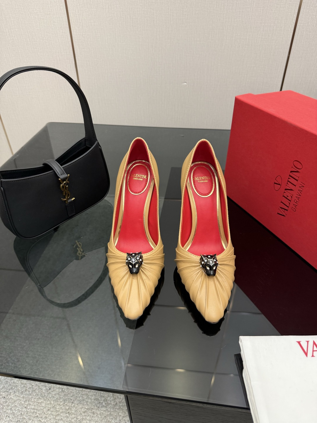 NO:788064,Valen~tino is the latest model on the market, good-looking and versatile, the heel strap with a small bow design is ladylike without losing the capable temperament. It is super comfortable and beautiful on the feet. The upper is molded in Yuan version. The lining is sheepskin. The outsole is Italian genuine leather. The size is 35-39 (40.41.42 is customized and non-returnable). High-heeled shoes, valentino, high heels, sheepskin19860909Valen~tino 最新上市的一款,好看又百搭,后跟带加小蝴蝶结设计淑女又不失干练气质上脚超级舒服美到窒息 鞋面yuan版开模 内里垫脚羊皮 大底意大利真皮垫脚 码数35-39（40.41.42定做不退换）,高跟鞋单鞋,valentino,high heels,sheepskin,Women's Shoes