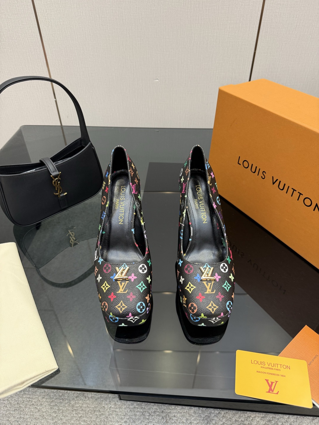 NO:750064,L*V donkeyjia 26WF spring and summer new product retro presbyopia metal buckle waterproof platform thick heel high-heeled shoes. When classic presbyopia meets the 2026 spring and summer trend, these high-heeled sandals have a luxurious and elegant atmosphere. The smooth cow leather outlines the neat shoe shape. The iconic presbyopia leather hides the retro heritage. Find the perfect balance between retro style and modern aura. Every detail is engraved with ingenuity and brand glory. The iconic metal buckle shines.  Condensing the essence of the brand's classic logo, it is both a silent expression of identity and the finishing touch of design aesthetics, injecting unique recognition into the shoes. You will fall in love with this time-traveling luxury charm at a glance. The neat square toe silhouette breaks the dullness and appropriately modifies the foot line. It accommodates a variety of foot types and is more delicate and delicate. The carefully matched combination of waterproof platform and thick heel moderately increases the height of the leg and subtly lengthens the leg proportions, making the body more slender and tall. The thick heel design enhances walking stability.  The waterproof platform effectively cushions the foot pressure, allowing you to be steady and calm even if you wear it for a long time. Say goodbye to the fatigue of high heels and take into account both appearance and comfort. Let every trip be a perfect interpretation of texture and style, and bloom an eternal fashion edge in the passage of time. The fabric is made of original customized leather, the inner pads are all sheepskin, the heel height is 11cm, the water platform is 2cm, and the Italian imported leather outsole size 35-39 (customized for 40/41)  No. 97420260129,high heels,louis vuitton,louis vuitton,sandals,high heels,cowhide,sheepskin,Leather soles19860909L*V驴家26WF春夏新品复古老花 金属扣防水台粗跟高跟鞋 当经典老花邂逅2026春夏潮流 这款高跟凉鞋自带奢雅气场. 光滑牛皮革勾勒利落鞋型 标志性老花皮革暗藏复古底蕴 在复古格调与摩登气场间寻得完美平衡 每一处细节都镌刻着匠心与品牌荣光 标志性金属扣饰闪耀登场 凝练品牌经典标识精髓 既是身份格调的无声彰显 亦是设计美学的点睛之笔 为鞋履注入独特辨识度 一眼沦陷于这份跨越时光的奢雅魅力. 利落方头廓形打破沉闷 恰到好处修饰足部线条 包容多种脚型的同时更显精致秀气 精心配比的防水台与粗跟组合 适度增高巧妙拉长腿部比例 让身形更显修长挺拔 粗跟设计增强行走稳定性 防水台有效缓冲足部压力 即便久穿久站也能稳步从容 告别高跟束缚的疲惫 兼顾颜值与舒适. 让每一次出行都质感与格调的完美演绎 在时光流转中绽放永恒不变的时尚锋芒. 面料采用原版定制皮料 内里垫脚均为羊皮 跟高11cm 水台2cm 意大利进口真皮大底 size35-39（40/41定制） 编号97420260129,高跟鞋,louis vuitton,louis vuitton,sandals,high heels,cowhide,sheepskin,Leather soles,Women's Shoes