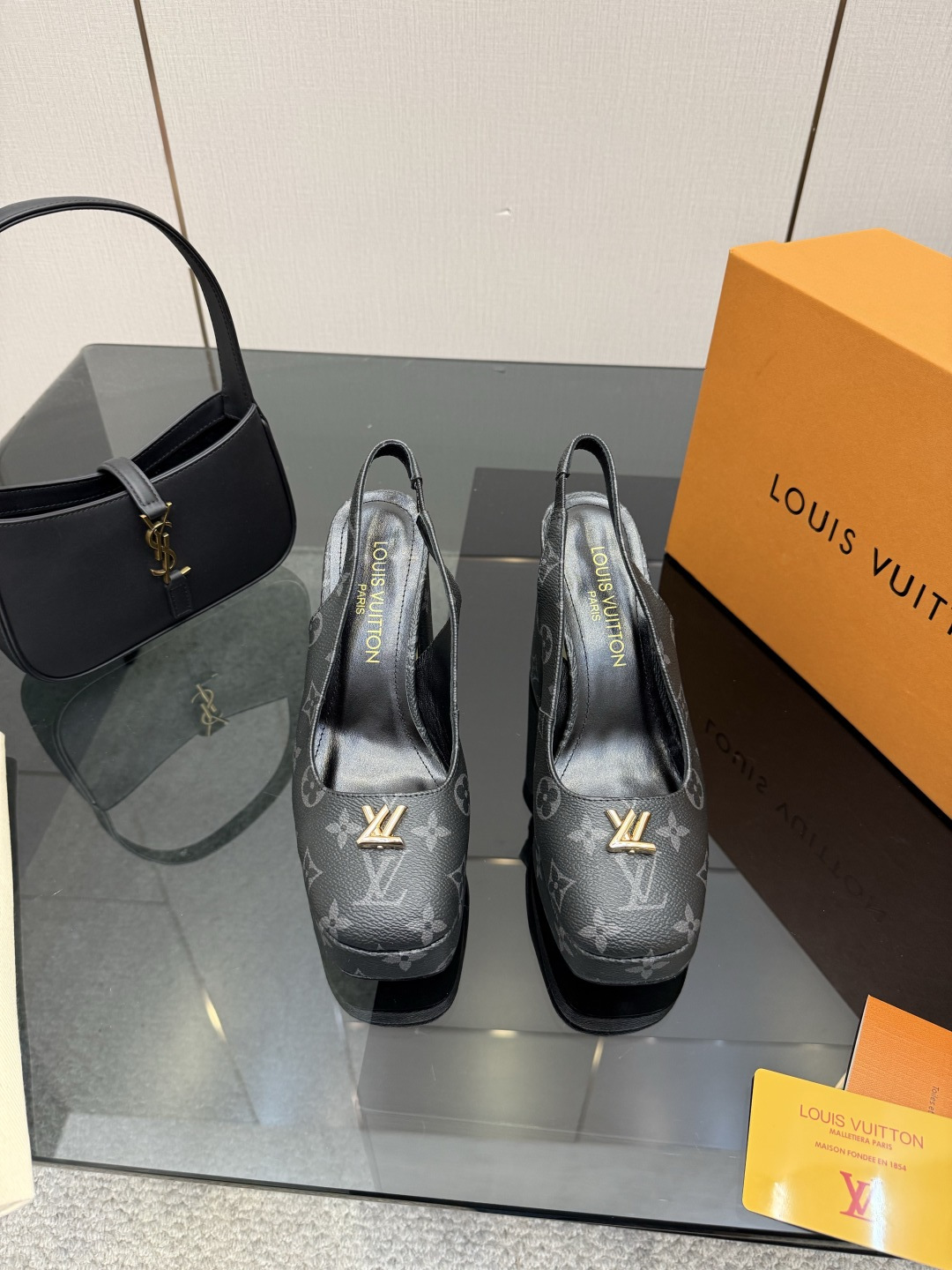 NO:750069,LOUIS VUITTON 2025 early spring new model, top version, original development, second-hand vintage vintage water platform shoes, the counter features the latest square-toe sandals/single shoes, new hard goods, purchasing agent level!  Full of high-end feel!  A popular model among bloggers at home and abroad, it is retro, fashionable and looks great on your feet!  The official website's main recommendation★ Original LV cowhide upper, imported goatskin lining, original Italian leather outsole, heel height 11cm, water platform 2cm, size 35-39 (40, 41 customization is not returnable), high heels, louis vuitton, louis vuitton, louis vuitton, sandals, high heels, cowhide, sheepskin, Leather soles19860909LOUIS VUITTON驴牌 2025早春新款 顶级版本 原版开发 中古Vintage后空水台鞋 专柜主打最新款 方头凉鞋/单鞋硬货上新 代购级别！高级感十足！国内外博主刷爆的一款,复古又时髦上脚美炸了！官网主推款★ 鞋面原版LV牛皮 内里进口山羊皮里 大底原版意大利真皮大底 跟高跟高11cm水台2cm 码数35-39（40、41定制不退换）,高跟鞋,louis vuitton,louis vuitton,louis vuitton,sandals,high heels,cowhide,sheepskin,Leather soles,Women's Shoes