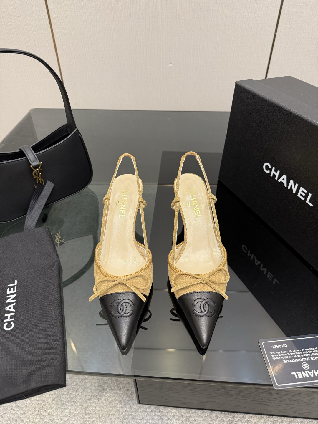 NO:750056,CHANE* | Xiaoxiang 26 spring and summer new product Milan catwalk sandals. The upper is made of mesh cowhide. The inner pads are all sheepskin. Italian imported cowhide outsole. The heel height is 6.5cm. Size35-39 (40/41 customized), high heels, chanel, sandals, high heels, cowhide, sheepskin.19860909CHANE* ｜小香26春夏新品 米兰走秀款凉鞋 鞋面采用网纱牛皮 内里垫脚都是羊皮 意大利进口牛皮大底 跟高6.5cm Size35-39（40/41定制）,高跟鞋,chanel,sandals,high heels,cowhide,sheepskin,Women's Shoes