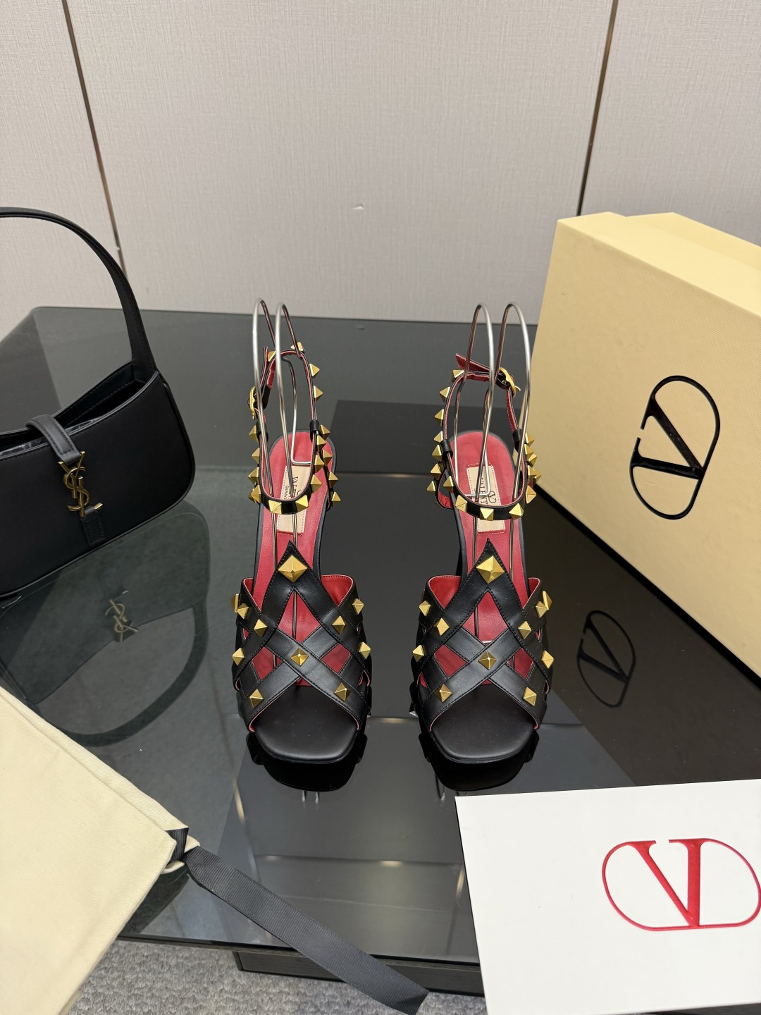 NO:750060,VT Valentino's new spring and summer sandals and high heels are so beautiful and spicy. YANBAN hardware is molded and re-produced. Who can resist this pair of men's shoes? Genuine leather outsole, heel height 8.5CM, size 35-39 (customized 40.41.42 non-refundable), high heels, valentino, sandals, high heels, Leather soles19860909VT华伦天奴春夏新款凉鞋高跟鞋太美辣YANBAN五金开模,重工还原打造谁能拒绝这双斩男鞋 真皮大底, 跟高8.5CM 码数35-39（定做40.41.42不退不换）,高跟鞋,valentino,sandals,high heels,Leather soles,Women's Shoes
