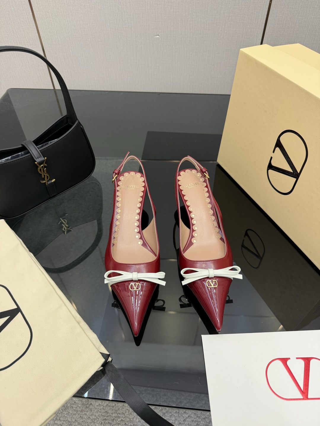 NO:750065,Valentino's limited edition New Year's red is here♀♀♀The natal wedding shoes that fell in love at a glance Yuan version of the upper is molded, sheepskin lining, outsole Italian leather foot pads, heel height and low heel 4.5cm, high heel 8.5cm, size 35-39 (40.41.42 custom-made, non-refundable), high heels, valentino, high heels, sheepskin19860909Valentino限定新年红来啦♀♀♀一眼沦陷的本命婚鞋 鞋面yuan版开模 内里垫脚羊皮 大底意大利真皮垫脚 跟高低跟4.5cm,高跟8.5cm 码数35-39（40.41.42定做不退换）,高跟鞋,valentino,high heels,sheepskin,Women's Shoes