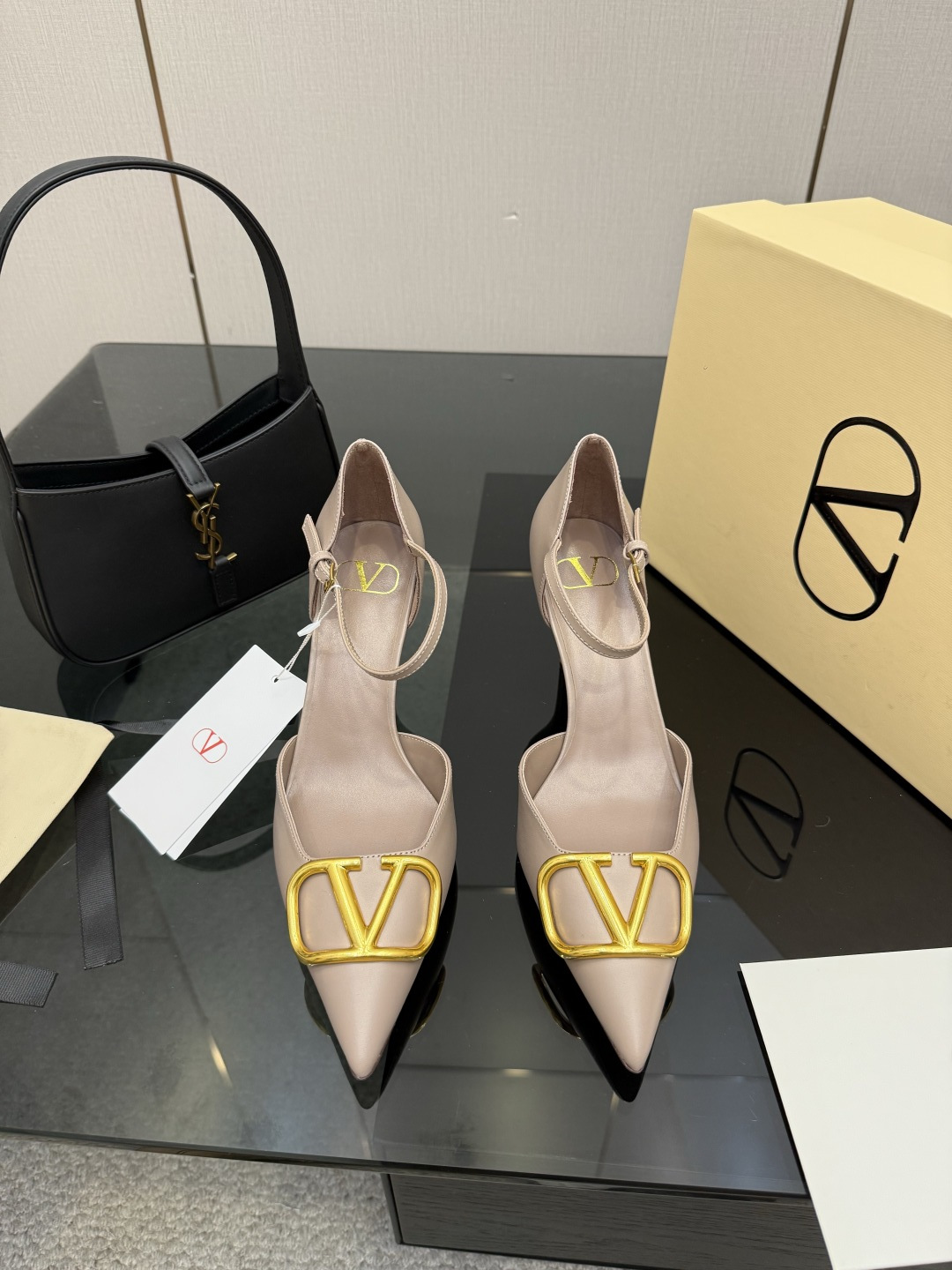 NO:750070,＊Valentino’s new season sandals are so pretty too. The textured hardware brings out a full sense of high-end. After putting them on, your feet will look stunningly beautiful and your feet will look slimmer!  Simple and classic style!  Heel height 8cm, size 35-42 (40.41.42.43), non-refundable and non-exchangeable), high heels, valentino, sandals, high heels19860909＊ 华伦天奴 新一季凉鞋也太好看了 特别有质感的五金衬托出满满的高级感 上脚后惊呆的美超级显脚瘦！ 简约经典款式！ 跟高8cm 码数35-42码（40.41.42.43）码不退不换）,高跟鞋,valentino,sandals,high heels,Women's Shoes