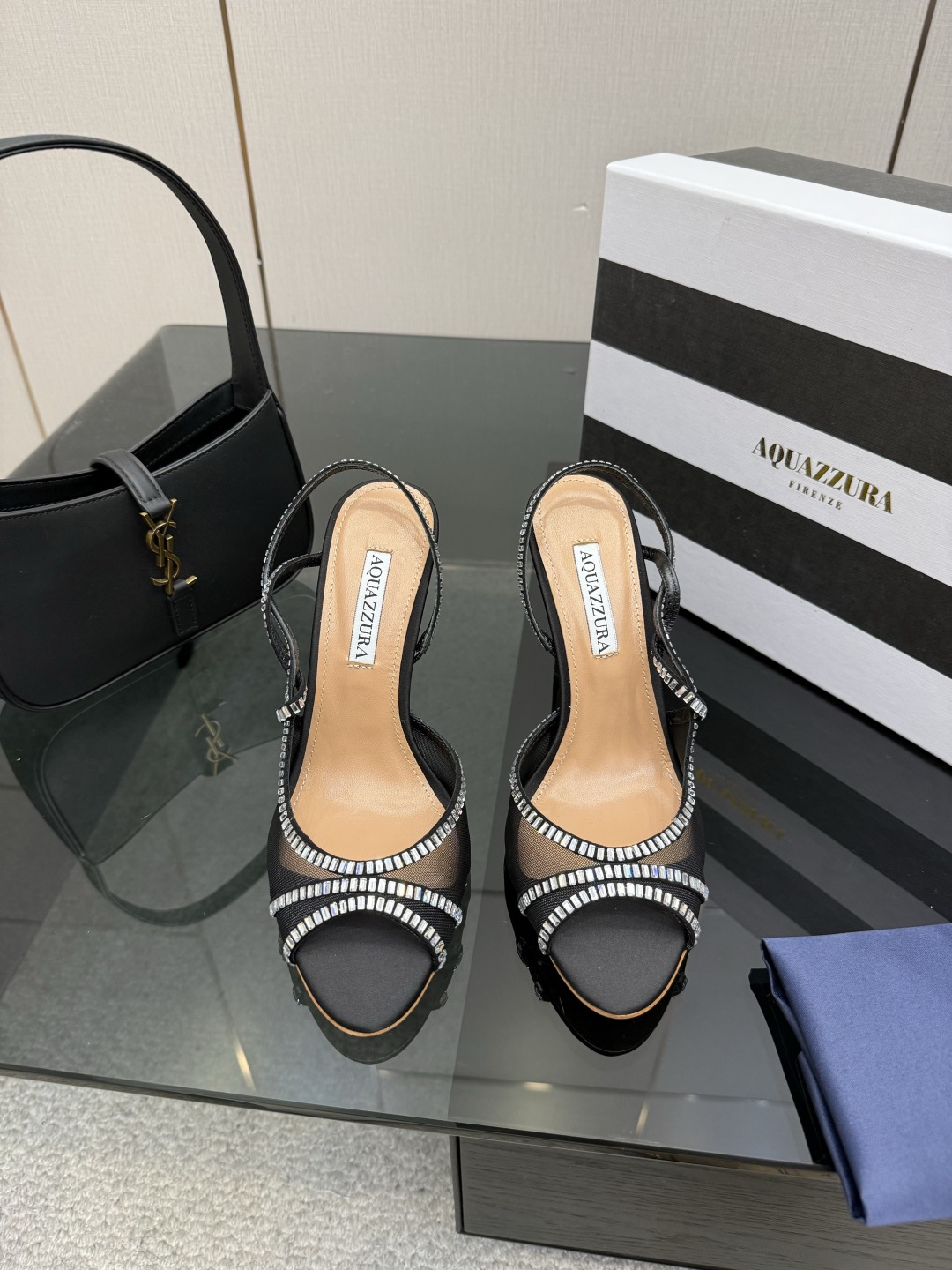 NO:750085,AQUAZZURA Zp original open mold new product hot diamond strap high heel sandals made of original custom silk, original open mold Swarovski rhinestone decorative buckle, super shiny outsole golden iconic pineapple micro-mark gives the single product rich brand connotation and luxurious appearance single genuine leather outsole sheepskin insole. The creation has beautiful and smooth appearance lines and is comfortable and fashionable on the feet. Must-have. Upper mesh foot pads: sheepskin outsole Italian leather outsole  Heel height 10cm Shoe size: 36–42 (35, 41, 42 are custom-made and cannot be returned or exchanged), high heels, sandals, high heels, sheepskin, real silk, Leather soles19860909AQUAZZURA Zp 原版开模 新品烫钻 带子高跟凉鞋 采用原版定制真丝制成,原版开模施华洛奇水钻装饰扣,超闪 大底金色标志性菠萝微标赋予单品丰富的品牌内涵与奢华的外观单品真皮大底羊皮鞋垫 创作即外观线条优美流畅又上脚舒适时髦精必入款. 鞋面网纱 脚垫: 羊皮 大底意大利真皮大底 跟高10cm 鞋码: 36–42（35、41、42定做不退换),高跟鞋,sandals,high heels,sheepskin,real silk,Leather soles,Women's Shoes