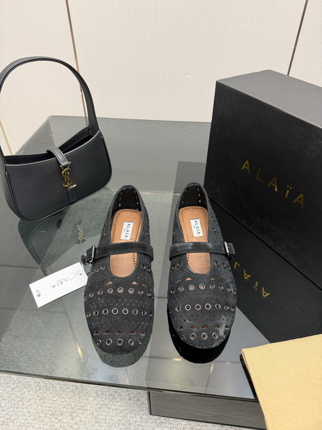 NO:750073,The highest version of ALAIA｜French high-end first-line haute couture brand AzzedineAlaia: the last craftsman in the fashion industry, the king of tailoring who is only loyal to showing off the female body curves. The brand Alaia, founded in 1979, has always been selling fashionable and stylish women's shoes. It is well-known in the Paris fashion industry and around the world. Victoria Beckham, Michelle Obama, Ladygaga, and Madonna are all admirers and number one fans of ALAA. Fashion show of new Alaia series flat ballet shoes  Original custom-made cowhide for the upper, Niujing, sheepskin lining, flat heel, rubber sole, size 34-39 (customized at 34.40.41.42.43), ballet shoes, alaia, cowhide, sheepskin19860909最高版 ALAIA｜法国高端一线高定品牌 AzzedineAlaia:时尚界最后的手艺人 只忠于展现女性身体曲线的裁剪之王 始创于1979年的品牌Alaia 一直主售时装感十足的型格女鞋 巴黎时装界以及全世界都享有盛誉 维多利亚贝克汉姆,米歇尔奥巴马,Ladygaga ,麦当娜, 都是ALAA的崇拜者和头号粉丝 时装秀新款Alaia系列平底芭蕾舞鞋 鞋面原版定制牛皮,牛京 内里羊皮 鞋跟平底 鞋底橡胶底 码数34-39（34.40.41.42.43定制）,芭蕾舞鞋,alaia,cowhide,sheepskin,Women's Shoes