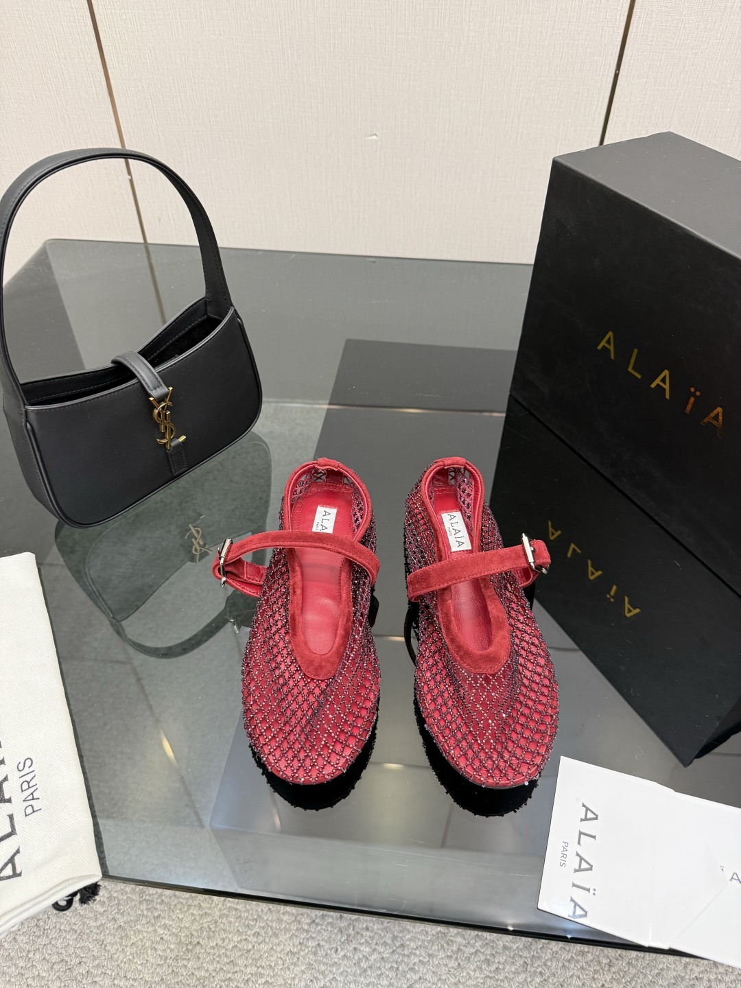 NO:750078,ALAIA｜French high-end first-line haute couture brand AzzedineAlaia: the last craftsman in the fashion industry, the king of tailoring who is only loyal to showing off the curves of the female body. The brand Alaia, founded in 1979, has always been selling fashionable and stylish women's shoes. It is well-known in the Paris fashion industry and around the world. Victoria Beckham, Michelle Obama, Ladygaga, and Madonna are all admirers and number one fans of ALAA. Fashion show of new Alaia series flat ballet shoes  Original custom-made Niujing mesh upper, sheepskin lining, flat heel, rubber sole, size 34-39 (customized at 34.40.41.42.43), ballet shoes, alaia, sheepskin19860909ALAIA｜法国高端一线高定品牌 AzzedineAlaia:时尚界最后的手艺人 只忠于展现女性身体曲线的裁剪之王 始创于1979年的品牌Alaia 一直主售时装感十足的型格女鞋 巴黎时装界以及全世界都享有盛誉 维多利亚贝克汉姆,米歇尔奥巴马,Ladygaga ,麦当娜, 都是ALAA的崇拜者和头号粉丝 时装秀新款Alaia系列平底芭蕾舞鞋 鞋面原版定制牛京网钻 内里羊皮 鞋跟平底 鞋底橡胶底 码数34-39（34.40.41.42.43定制）,芭蕾舞鞋,alaia,sheepskin,Women's Shoes