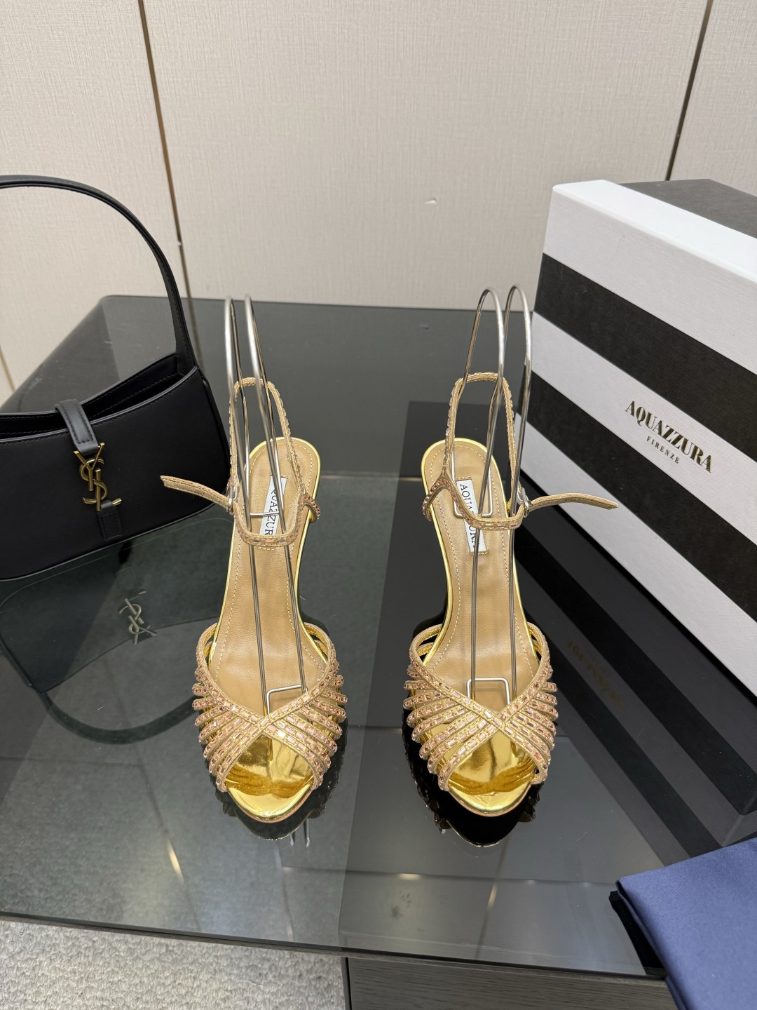 NO:750063,Glossy surface with diamonds AQUAZZURA Zp Original open mold New product hot-drilled Strap high-heeled sandals Made of original customized silk, original open mold Swarovski rhinestone decorative buckle, super shiny outsole with golden iconic pineapple micro-mark gives the item rich brand connotation and luxurious appearance. Single product genuine leather outsole sheepskin insole. The creation has beautiful and smooth appearance lines and is comfortable and fashionable on the feet. A must-have. Silk upper Footpads: Sheepskin  Outsole Italian genuine leather outsole Heel height 8.5cm Shoe size: 36–42 (35, 41, 42 are customized and non-returnable), high heels, sandals, high heels, sheepskin, real silk, Leather soles19860909光面  带钻 AQUAZZURA Zp 原版开模 新品烫钻 带子高跟凉鞋 采用原版定制真丝制成,原版开模施华洛奇水钻装饰扣,超闪 大底金色标志性菠萝微标赋予单品丰富的品牌内涵与奢华的外观单品真皮大底羊皮鞋垫 创作即外观线条优美流畅又上脚舒适时髦精必入款. 鞋面真丝 脚垫: 羊皮 大底意大利真皮大底 跟高8.5cm 鞋码: 36–42（35、41、42定做不退换),高跟鞋,sandals,high heels,sheepskin,real silk,Leather soles,Women's Shoes