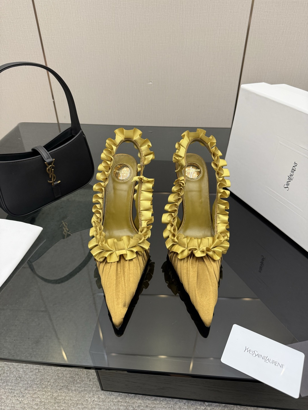 NO:750068,Top quality Saint Laurent/Yves Saint Laurent Lee silk flower pointed toe high heels YSL sister's beauty, another Saint Laurent in the world. Rose's same high heels are very good at modifying the foot shape, luxury metal chain. In recent years, SLP has become more and more understanding of women in high heels and has moved away from the embarrassing design impression of waterproof platform models. YSL beautiful high heels. Silk upper, genuine leather sole. Heel height 10.5cm.  Size 35-42 (40, 41, 42 customized, non-refundable and non-exchangeable), high heels, loro piana, saint laurent, saint laurent, saint laurent, high heels, real silk, Leather soles19860909顶级品质Saint Laurent / 圣罗兰Lee真丝 开花尖头高跟鞋YSL姐姐的美丽 又是人间圣罗兰 Rose同款的高跟鞋化很好修饰脚型,奢华金属链 这几年SLP是在高跟鞋越来越懂女人了朝摒奔了防水台款的尴尬设计印象ysl绝美高跟鞋 鞋面真丝 鞋底真皮大底 跟高10.5cm 尺码35-42(40、41、42定制不退不换),高跟鞋,loro piana,saint laurent,saint laurent,saint laurent,high heels,real silk,Leather soles,Women's Shoes