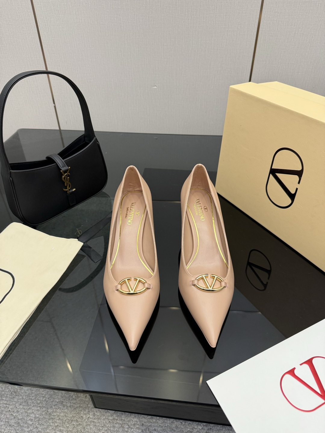 NO:876593,Val*entino's hottest new product, high-heeled shoes, the latest logo buckle, and the perfect combination of sexy pointed toes, it is simply the peak of summer fashion, the original replica, patent leather upper, subleather outsole, Italian genuine leather outsole, heel height 6.5cm, size 35-39 (40 41 42 customized, non-returnable, non-exchangeable), high-heeled shoes, valentino, high heels, Leather soles19860909Val*entino 华伦*天奴 最火爆新品 高跟鞋单鞋 最新logo饰扣 与性感尖头完美结合简直是夏天时髦巅峰原版复刻 鞋面漆皮,亚皮 大底意大利真皮大底 跟高6.5cm 码数 35-39（40 41 42 定制不退不换）,高跟鞋单鞋,valentino,high heels,Leather soles,Women's Shoes
