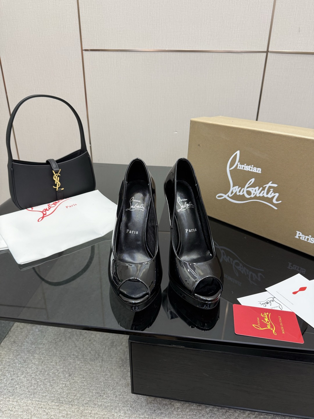 NO:723487,Christian Louboutin platinum high-heeled shoes, patent leather fabric, red soles, one-line strap design looks slimming. Sheepskin lining, Italian genuine leather outsole, comfortable and easy to walk. Size 35-42 (customized 40.41.42) Heel height 12cm, platform 1.5cm, high-heeled sandals, sandals, high heels, sheepskin, Leather soles19860909Christian Louboutin路铂廷高跟鞋,漆皮面料,红色鞋底,一字带设计显瘦.内里羊皮,意大利真皮大底,舒适好走. 码数35-42（40.41.42定做） 跟高12cm 水台1.5cm,高跟鞋凉鞋,sandals,high heels,sheepskin,Leather soles,Women's Shoes
