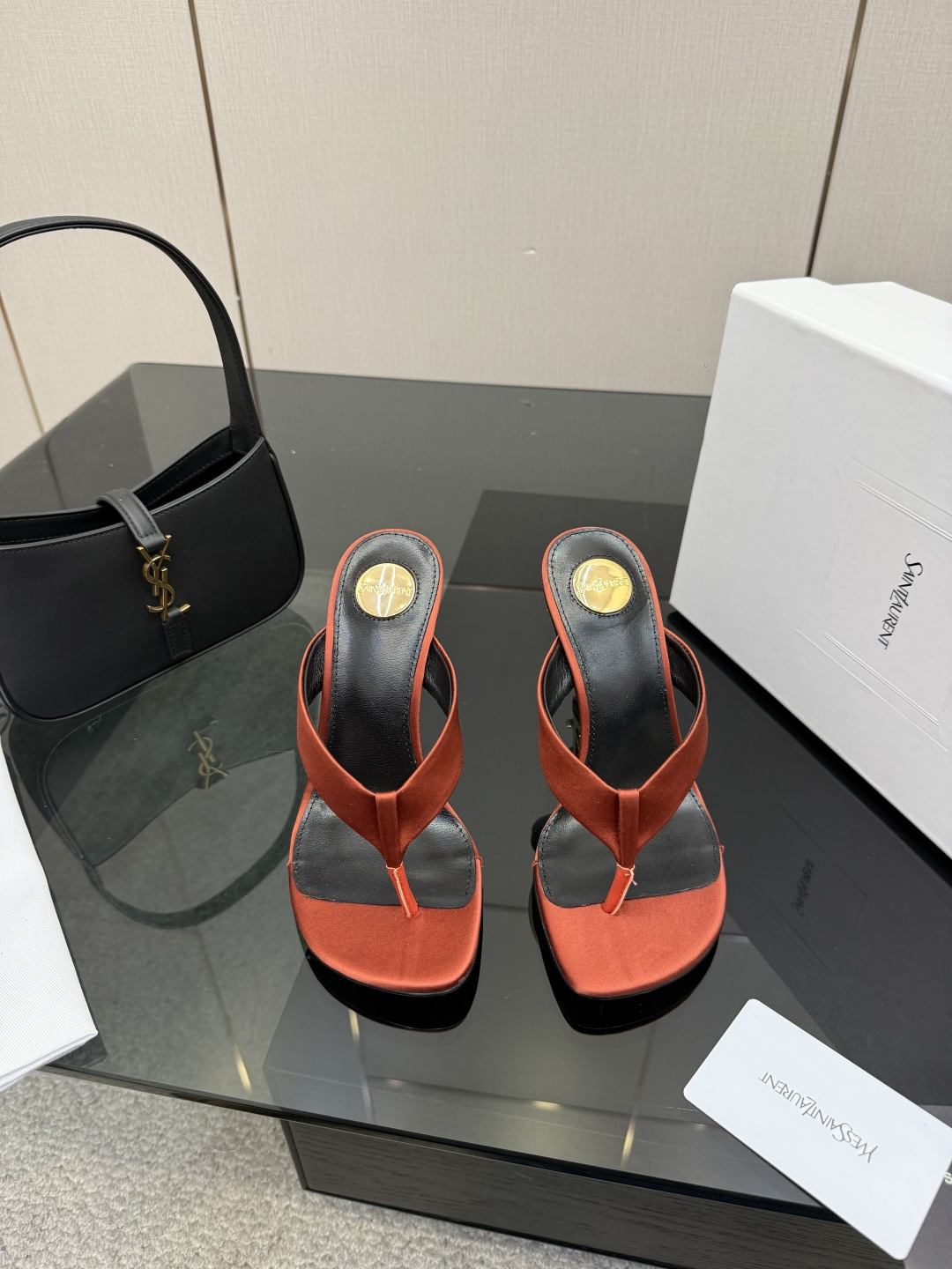 NO:721258,The top version of Saint Laurent / YSL Saint Laurent metal letter logo high-heeled sandals. YSL sister's beautiful high-heeled shoes. They are also the same style as Saint Laurent Rose. The small square toe. The high-heeled shoes are very good at modifying the foot shape. The luxurious metal chain. In recent years, SLP has become more and more understanding of women in high-heeled shoes, and has eliminated the embarrassing design impression of waterproof platform models. YSL's beautiful wedge heel fish mouth, silk upper, genuine leather sole, heel height is about 10.5cm  Size 35-42 (40, 41, 42 are customized and non-returnable and non-exchangeable), split-toe shoes, loro piana, saint laurent, saint laurent, saint laurent, sandals, high heels, real silk, Leather soles19860909顶级版本 Saint Laurent / YSL圣罗兰金属字母logo高跟凉鞋 YSL姐姐的美丽尤物高跟鞋 又是人间圣罗兰 Rose同款的小方头 高跟鞋化很好修饰脚型,奢华金属链 这几年SLP是在高跟鞋越来越懂女人了摒奔了防水台款的尴尬设计印象ysl绝美坡跟鱼嘴 鞋面真丝 鞋底真皮大底 跟高约10.5cm 码数35-42（40、41、42定制不退不换）,分趾鞋,loro piana,saint laurent,saint laurent,saint laurent,sandals,high heels,real silk,Leather soles,Women's Shoes