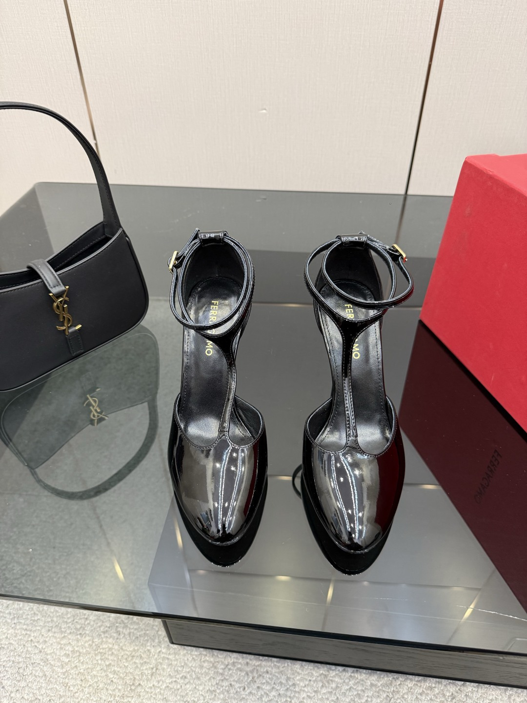 NO:721255,FERRAGAMO 26 Ferragamo fashion sandals with a neat and youthful design with round buckles!  Comfortable and versatile, it also offers excellent durability!  It combines fashion and comfort with a perfect balance of elegance. I believe every high-heeled girl will be attracted by it (the whole body is customized, hardware, leather, rubber bands, and outsole are perfectly consistent). Compare the differences between pictures and products on the market. Patent leather upper, imported sheepskin lining, genuine leather outsole, and heel height 10cm.  Size 35-39 (40.41.42 customized, non-refundable) (full package), high heels and sandals, ferragamo, ferragamo, sandals, high heels, sheepskin, Leather soles19860909FERRAGAMO 26菲拉格慕时装凉鞋加上搭配圆扣利落年轻的设计！舒适百搭的同时也具备出色的耐用性！融合了时尚与舒适的完美平衡高雅风采相信每个高跟女孩都会为之心动（z品全身定制、五金、皮料、皮筋、大底完美一致）多对比市面上看图做货的区别哈 鞋面漆皮 内里进口绵羊皮 鞋底真皮大底 跟高10cm 码数35-39（40.41.42定做不退换）（全套包装）,高跟鞋凉鞋,ferragamo,ferragamo,sandals,high heels,sheepskin,Leather soles,Women's Shoes