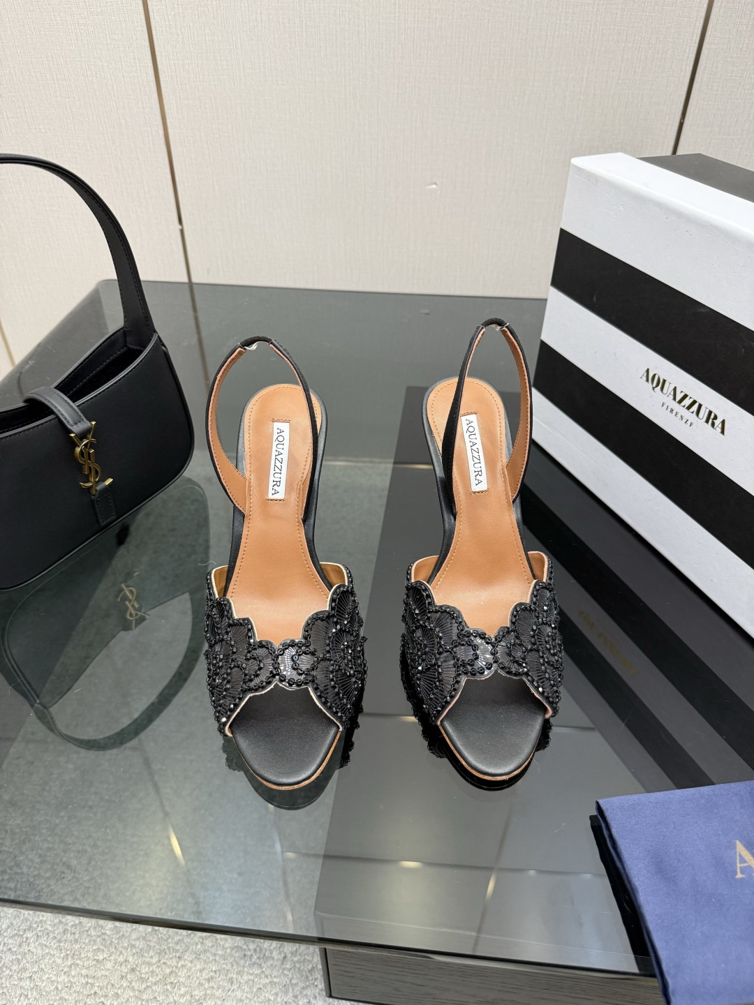 NO:725068,AQUAZZURA big pineapple sequin decorated laser high heels, the latest spring and summer butterfly decorated thick heel sandals, the upper feet are super elegant, simple and fashionable, too flashy and beautiful, the beauty reaches a new height!  Cross design, full of fashion sense. Simple version and strap design. Big bloggers from all over the world are wearing it. ZP develops and customizes the correct fabric. With super flashy new upgraded sequin decoration. Height 10.5cm. Material imported sheepskin. Sole imported genuine leather outsole. Butterfly original one-to-one customization. Size 36-39 (35.40.41.42 can be customized). Full set of original packaging, high-heeled sandals, sandals, high heels.  heels,sheepskin,leather soles19860909AQUAZZURA大菠萝亮片装饰激光高跟鞋 春夏最新款蝴蝶装饰粗跟凉鞋 上脚超级有气质· 既简洁又时髦 太闪太美啦 美出出新高度！ 交叉设计,时尚感满满 简约版型,绑带设计 各路大博主都纷纷上脚 ZP开发、订制正确面料 搭配超闪全新升级亮片装饰 高度10.5cm 材料进口羊皮 鞋底进口真皮大底 蝴蝶原版一比一定制 码数36-39（35.40.41.42可定做） 包装全套原版包装,高跟鞋凉鞋,sandals,high heels,sheepskin,Leather soles,Women's Shoes