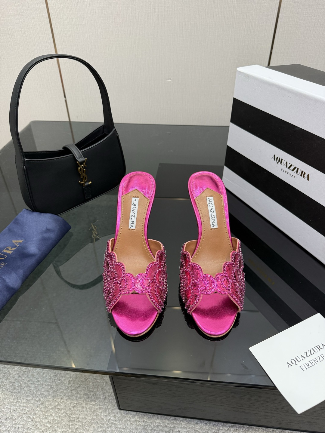 NO:725056,AQUAZZURA big pineapple sequin decorated laser high heels, the latest spring and summer butterfly decorated thick heel sandals, the upper feet are super elegant, simple and fashionable, too flashy and beautiful, the beauty reaches a new height!  Cross design, full of fashion sense. Simple version and strap design. Big bloggers from all over the world are wearing it. ZP develops and customizes the correct fabric. With super flashy new upgraded sequin decoration. Height 7.5cm. Material imported sheepskin. Sole imported genuine leather outsole. Butterfly original one-to-one customization. Number of yards 36-39 (35.40.41.42 can be customized). Full set of original packaging, high heels and slippers, sandals, high  heels,slippers,sheepskin,Leather soles19860909AQUAZZURA大菠萝亮片装饰激光高跟鞋 春夏最新款蝴蝶装饰粗跟凉鞋 上脚超级有气质· 既简洁又时髦 太闪太美啦 美出出新高度！ 交叉设计,时尚感满满 简约版型,绑带设计 各路大博主都纷纷上脚 ZP开发、订制正确面料 搭配超闪全新升级亮片装饰 高度7.5cm 材料进口羊皮 鞋底进口真皮大底 蝴蝶原版一比一定制 码数36-39（35.40.41.42可定做） 包装全套原版包装,高跟鞋拖鞋,sandals,high heels,slippers,sheepskin,Leather soles,Women's Shoes