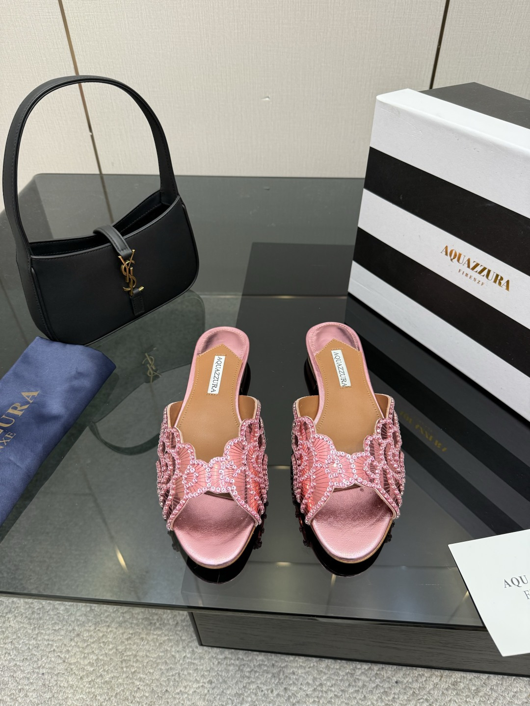 NO:725063,AQUAZZURA big pineapple sequin decorated laser high heels, 2026 spring and summer latest butterfly decorated thick heel sandals, super elegant on the feet, both simple and fashionable, so flashy and beautiful, the beauty reaches new heights!  Cross design, full of fashion sense. Simple version and strap design. Big bloggers from all over the world are wearing it. ZP develops and customizes the correct fabric. With super flashy new upgraded sequin decoration. Height 2cm. Material imported sheepskin. Sole imported genuine leather outsole. Butterfly original one-to-one customization. Number of yards 36-39 (35.40.41.42 can be customized). Full set of original packaging, high heels and slippers, sandals, high  heels,slippers,sheepskin,Leather soles19860909AQUAZZURA大菠萝亮片装饰激光高跟鞋 2026春夏最新款蝴蝶装饰粗跟凉鞋 上脚超级有气质· 既简洁又时髦 太闪太美啦 美出出新高度！ 交叉设计,时尚感满满 简约版型,绑带设计 各路大博主都纷纷上脚 ZP开发、订制正确面料 搭配超闪全新升级亮片装饰 高度2cm 材料进口羊皮 鞋底进口真皮大底 蝴蝶原版一比一定制 码数36-39（35.40.41.42可定做） 包装全套原版包装,高跟鞋拖鞋,sandals,high heels,slippers,sheepskin,Leather soles,Women's Shoes