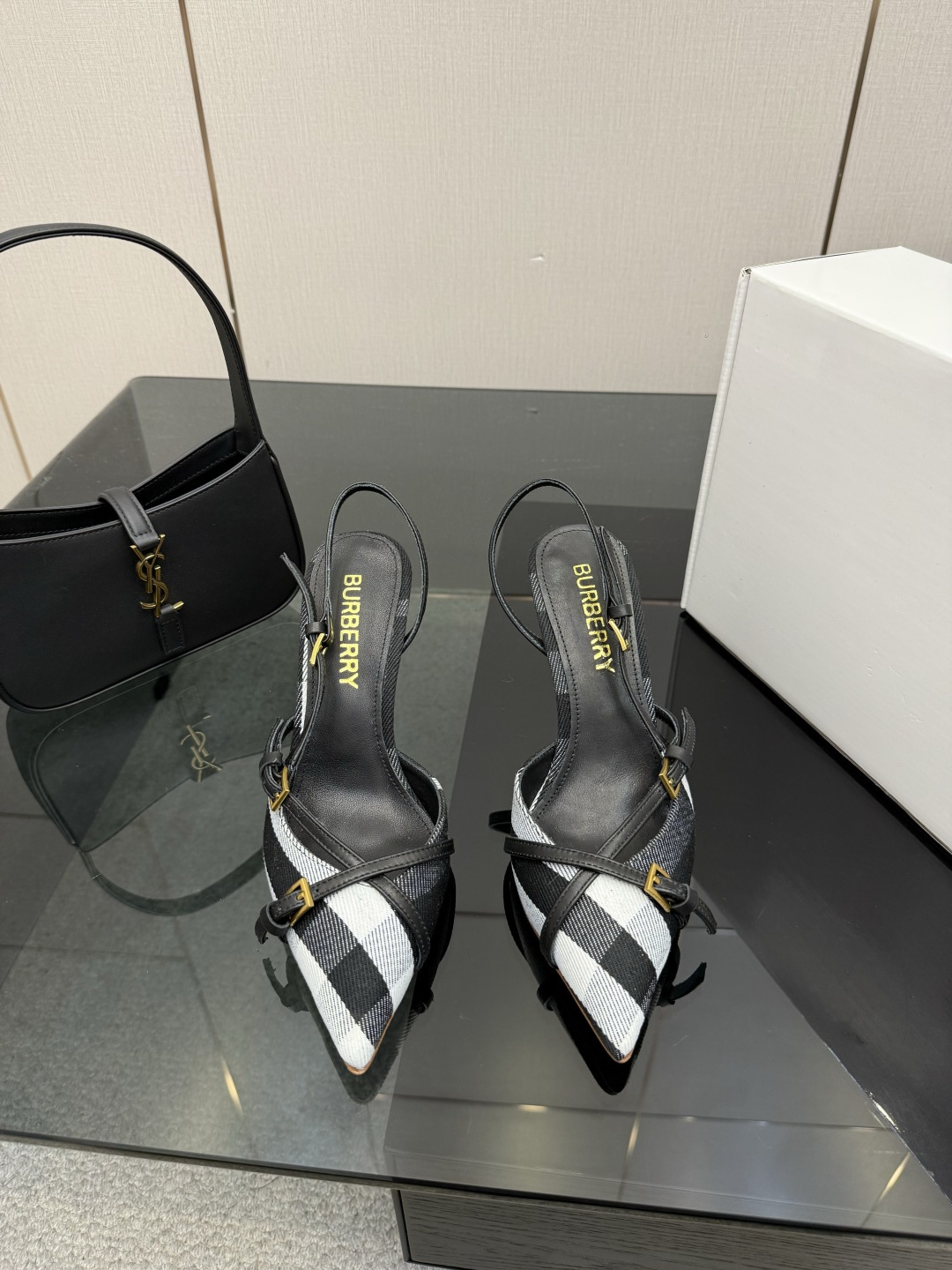 NO:725039,High version Burberryy 2026 spring and summer latest exclusive retro elegant intellectual style high heels BURBERRY British luxury brand, archive beige, original 1:1 copy, close-fitting elastic knitted design round toe retro thick heel, decorated with brand logo plaid pattern. Fabric original denim + cowhide foot custom sheepskin outsole genuine leather outsole heel height 8.5cm  Size 35–41 (customized for 40, 41, 42), high heels and sandals, burberry, burberry, sandals, high heels, cowhide, sheepskin, Leather soles19860909高版本 Burberryy巴宝莉2026春夏最新独家推出复古优雅知性风格 高跟鞋 BURBERRY博柏利英国奢侈品牌,典藏米色,原版1:1复制,贴身弹力针织式设计圆形头复古粗跟,装饰品牌标志格纹图案. 面料原版牛仔布+牛皮 垫脚定制羊皮 大底真皮大底 跟高8.5cm 码数35–41（40、41、42定制）,高跟鞋凉鞋,burberry,burberry,sandals,high heels,cowhide,sheepskin,Leather soles,Women's Shoes