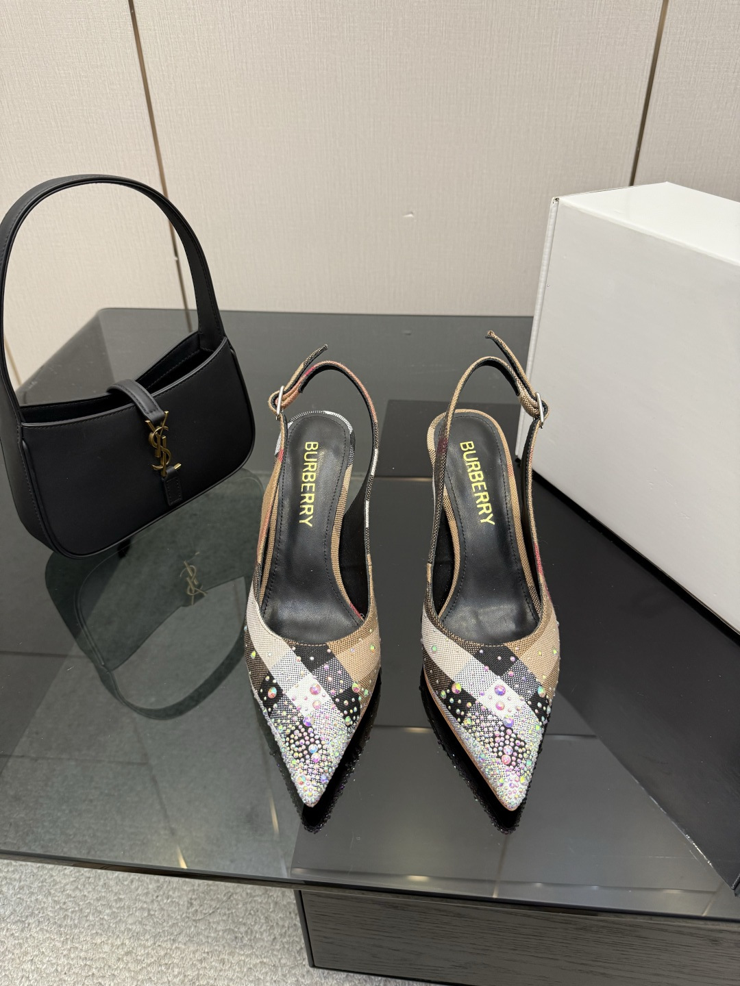 NO:725045,High version Burberryy 2026 spring and summer latest exclusive retro elegant intellectual style high heels BURBERRY British luxury brand, archive beige, original 1:1 copy, close-fitting elastic knitted design round toe retro thick heel, decorated with brand logo plaid pattern. Material original denim + cowhide Foot custom sheepskin outsole Genuine leather outsole Heel high flat bottom, 8.5cm  Size 35–41 (customized for 40, 41, 42), high heels and sandals, burberry, burberry, sandals, high heels, cowhide, sheepskin, Leather soles19860909高版本 Burberryy巴宝莉2026春夏最新独家推出复古优雅知性风格 高跟鞋 BURBERRY博柏利英国奢侈品牌,典藏米色,原版1:1复制,贴身弹力针织式设计圆形头复古粗跟,装饰品牌标志格纹图案. 面料原版牛仔布+牛皮 垫脚定制羊皮 大底真皮大底 跟高平底,8.5cm 码数35–41（40、41、42定制）,高跟鞋凉鞋,burberry,burberry,sandals,high heels,cowhide,sheepskin,Leather soles,Women's Shoes