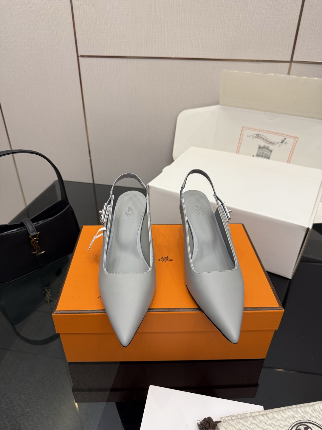 NO:725516,Three-heel high-top version, Hermès/Hermès classic Kelly buckle with empty back, pointed-toe cat-heeled sandals, a perfect fusion of French laziness and luxury style, and have become the new favorite of many fashionistas. The Kelly buckle is undoubtedly the soul of this pair of sandals. It draws inspiration from the classic Kelly bag. After careful polishing, the metal texture shines with a charming luster. The exquisite craftsmanship and unique design concept are fully demonstrated, and every gesture is full of elegance and luxury.  The design of the empty back is the finishing touch of this pair of sandals. It not only exposes the slender part of the ankle, but also visually lengthens the leg line, giving you an instant sense of long legs. It also adds a sense of spontaneity and freedom. Whether you are strolling on the streets of Paris or attending a beach holiday party, you can easily control it without any sense of restraint. The fabric is made of original custom calfskin, the inner foot pads are all mixed sheepskin, and the A-grade cowhide outsole imported from Italy.  size35-39 (customized 40/41/42), high heels sandals, hermes, hermes, sandals, high heels, cowhide, sheepskin19860909三种跟高顶版 Hermès/爱马仕经典Kelly扣后空 尖头猫跟凉鞋 法式慵懒与奢华格调完美融合 成为了众多时髦精的出街新宠. Kelly扣无疑是这双凉鞋的灵魂所在. 它从经典的Kelly包汲取灵感 经过精心打磨,金属质感闪耀着迷人光泽 精湛工艺和独特设计理念展现得淋漓尽致 举手投足间尽显优雅与奢华. 后空的设计是这双凉鞋的点睛之笔 既露出了脚踝最纤细的部分 在视觉上拉长了腿部线条 让你瞬间拥有大长腿既视感 又增添了一份随性与洒脱 无论是漫步在巴黎街头 还是出席海边度假派对 都能轻松驾驭,毫无束缚感. 面料采用原版定制小牛皮 内里垫脚均为混种羊皮 意大利进口A级牛皮大底 size35-39（40/41/42定制）,高跟鞋凉鞋,hermes,hermes,sandals,high heels,cowhide,sheepskin,Women's Shoes