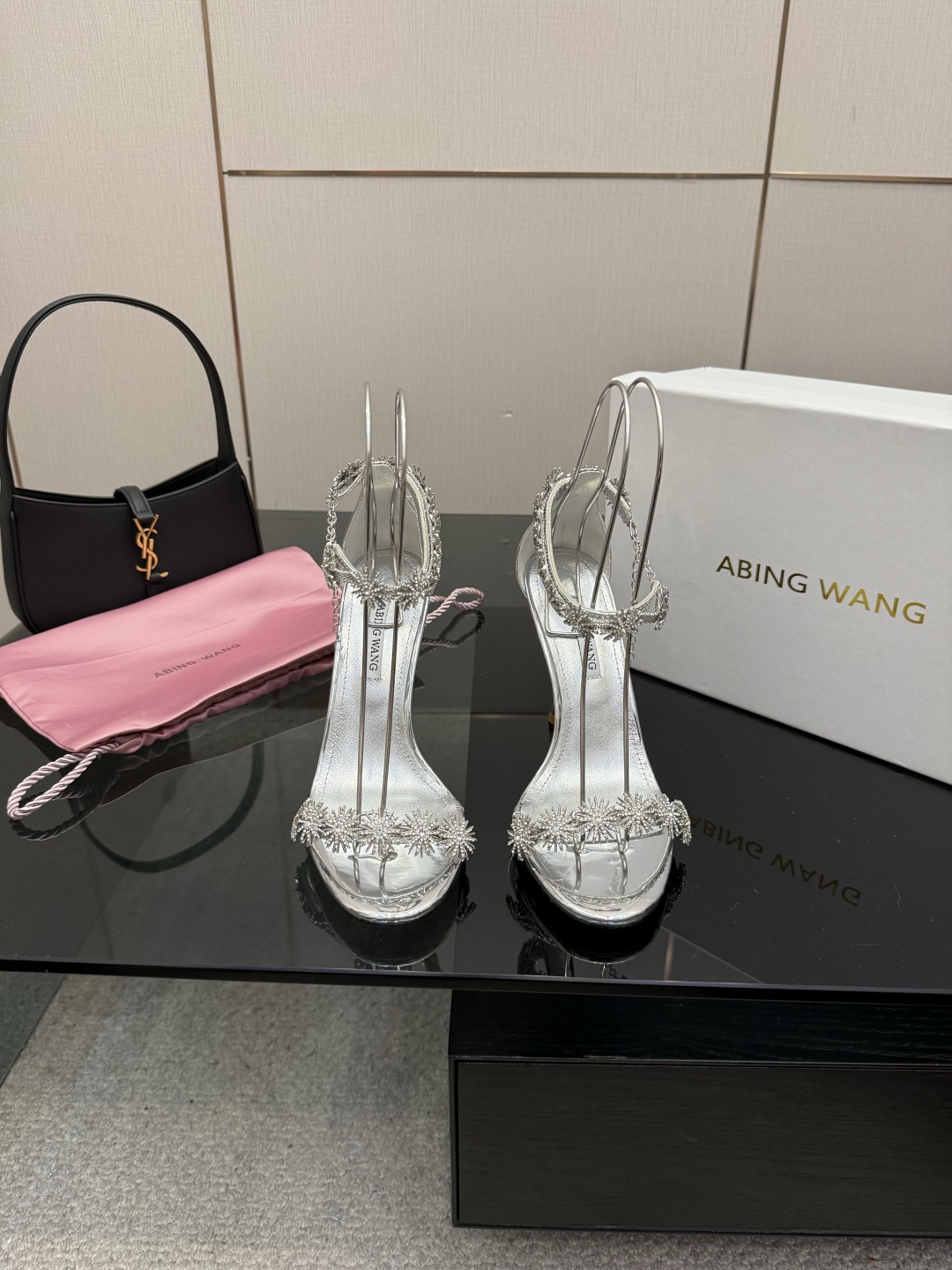 NO:725480,The popular ABING WANG high-heeled shoes have launched this charming item. A beautiful instrument of torture, it is made of patent leather fabric and has a dignified and elegant pointed toe body with a deep shoe opening. The sole is genuine leather and the upper is rhinestone. The size is 35-43 (41, 42, 43 need to be customized), high-heeled sandals, sandals, high heels19860909爆款ABING WANG高跟鞋 推出了这款散发着迷人魅力的单品.美丽刑具,它以漆皮面料制作于设有深鞋口的尖头鞋身端庄典雅. 鞋底真皮 鞋面水钻 码数35-43(41,42,43需定做),高跟鞋凉鞋,sandals,high heels,Women's Shoes