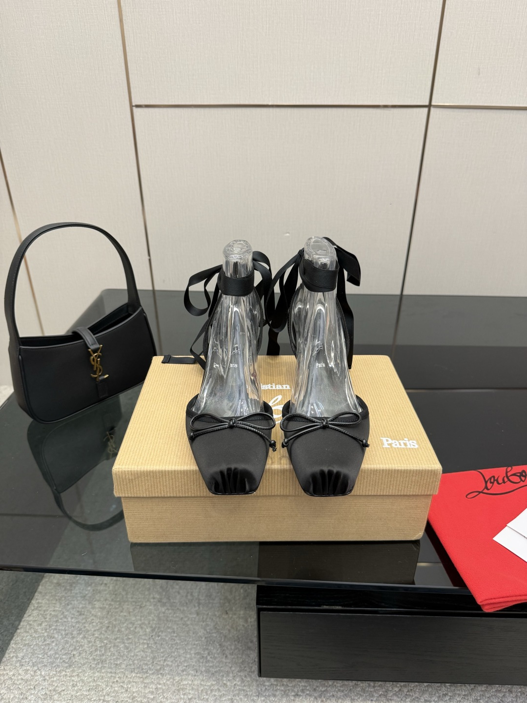 NO:725490,Diamond-free Christian Loubottin's new square-toe ballet high-heeled shoes, high-end strappy high-heeled shoes, 26 latest red-soled shoes. They are ordinary wherever you put them, but once you put them on, they are amazing!  CL's red-soled shoes have fascinated many people. They are silently sexy and the sparkling rhinestones make them look like fairies. Who can resist a pair of romantic and atmospheric high heels!  Imported silk upper, sheepskin foot pads, genuine leather outsole, size 35~39 (40.41.42 custom-made, non-refundable and non-exchangeable), high heels and sandals, christian louboutin, bottega veneta, sandals, high heels, sheepskin, real silk, Leather soles19860909无钻 Christian Loubottin 新款方头芭蕾高跟鞋 自带高级感绑带高跟鞋 26最新款红底鞋 放在哪里平平无奇,一上脚绝了！CL的红底鞋让很多人痴迷,无言的性感,亮闪闪的水钻妥妥的仙女本仙,谁能拒绝一双浪漫又有氛围感的高跟鞋！ 鞋面进口真丝 垫脚羊皮 大底真皮大底 码数35~39（40.41.42定做不退不换）,高跟鞋凉鞋,christian louboutin,bottega veneta,sandals,high heels,sheepskin,real silk,Leather soles,Women's Shoes