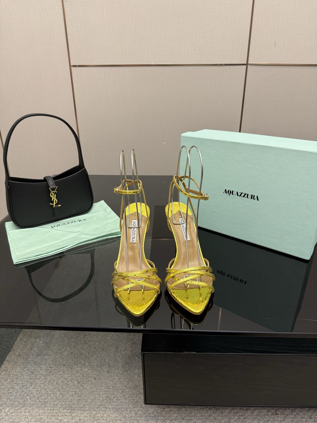 NO:725500,AQUAZZURA Zp with diamonds Original open mold New product hot-drilled Strap high-heeled sandals Made of original customized silk, original open mold Swarovski rhinestone decorative buckle, ultra-shiny golden iconic pineapple micro-mark on the outsole gives the item rich brand connotation and luxurious appearance. Genuine leather outsole sheepskin insole. The creation has beautiful and smooth appearance lines and is comfortable and fashionable. A must-have. Silk upper Footpads: Sheepskin  Outsole Italian genuine leather outsole Heel height 8.5cm Shoe size: 36–41 (35, 41 customized, non-refundable), high-heeled sandals, sandals, high heels, sheepskin, real silk, Leather soles19860909带钻 AQUAZZURA Zp 原版开模 新品烫钻 带子高跟凉鞋 采用原版定制真丝制成,原版开模施华洛奇水钻装饰扣,超闪 大底金色标志性菠萝微标赋予单品丰富的品牌内涵与奢华的外观单品真皮大底羊皮鞋垫 创作即外观线条优美流畅又上脚舒适时髦精必入款. 鞋面真丝 脚垫: 羊皮 大底意大利真皮大底 跟高8.5cm 鞋码: 36–41（35、41定做不退换),高跟鞋凉鞋,sandals,high heels,sheepskin,real silk,Leather soles,Women's Shoes