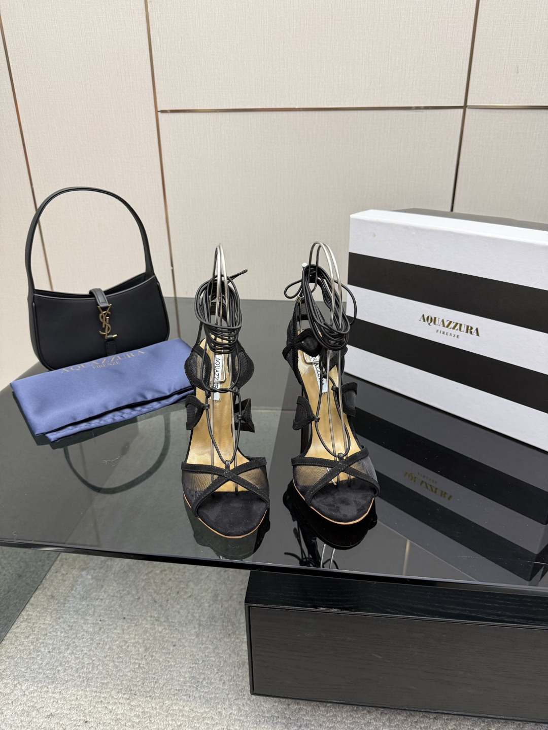 NO:725510,AQUAZZURA Zp original molded new high-heeled sandals are made with original custom-made, original molded Swarovski rhinestone decorative buckles, super shiny golden iconic pineapple micro-marks on the outsole, giving the single product rich brand connotation and luxurious appearance. Genuine leather outsole sheepskin insole. The creation has beautiful and smooth appearance lines and is comfortable and fashionable on the feet. Mesh upper, Yangjing foot pad: sheepskin outsole Italian genuine leather outsole  Heel height 10cm Shoe size: 36–42 (35, 41, 42 are custom-made and non-returnable), high-heeled sandals, sandals, high heels, sheepskin, sheep, Leather soles19860909AQUAZZURA Zp 原版开模 新 款高跟凉鞋 采用原版定制制成,原版开模施华洛奇水钻装饰扣,超闪 大底金色标志性菠萝微标赋予单品丰富的品牌内涵与奢华的外观单品真皮大底羊皮鞋垫 创作即外观线条优美流畅又上脚舒适时髦精必入款. 鞋面网纱,羊京 脚垫: 羊皮 大底意大利真皮大底 跟高10cm 鞋码: 36–42（35、41、42定做不退换),高跟鞋凉鞋,sandals,high heels,sheepskin,sheep,Leather soles,Women's Shoes