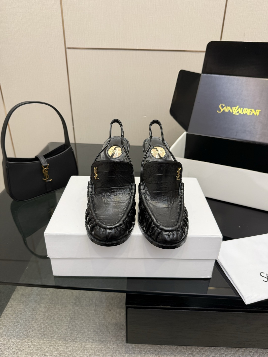 NO:747331,Saint Lauren*YSL Saint Laurent 25ss new product YSL small logo loafers sandals. The iconic small logo is the soul of this pair of shoes. It is presented on the shoe body in a low-key and exquisite manner. Different from the big and flamboyant logo, it is quiet but eye-catching. It outlines YSL's unique fashion DNA with simple lines and inadvertently reveals the brand's profound heritage. The classic almond-shaped design of the toe cleverly modifies the foot shape and visually lengthens the foot line to highlight elegance and delicacy.  . Whether it is paired with simple wide-leg pants or a playful short skirt, it can be easily worn to show the charm of different styles and become the finishing touch of the look. The fabric is made of original customized cowhide and velvet. The inner foot pads are all sheepskin. The genuine leather outsole imported from Italy size35-39 (customized 40/41/42/43), high-heeled sandals, saint laurent, saint laurent, saint laurent, loafers, sandals, high  heels,skirts,cowhide,sheepskin,Leather soles19860909Saint Lauren*YSL圣罗兰25ss新品 YSL小logo乐福鞋凉鞋 标志性的小logo是这双鞋的灵魂所在 以低调而精致的姿态呈现于鞋身之上. 不同于张扬的大标识 它安静却醒目 用简洁线条勾勒出YSL独有的时尚DNA 在不经意间透露出品牌的深厚底蕴 鞋头的经典杏仁形设计 巧妙修饰脚型 在视觉上拉长足部线条 彰显优雅与秀气 . 无论是搭配简约阔腿裤 还是俏皮小短裙 都能轻松驾驭 展现不同风格魅力 成为造型中的点睛之笔. 面料采用原版定制牛皮,丝绒 内里垫脚均为羊皮 意大利进口真皮大底 size35-39（40/41/42/43定制）,高跟鞋凉鞋,saint laurent,saint laurent,saint laurent,loafers,sandals,high heels,skirts,cowhide,sheepskin,Leather soles,Women's Shoes