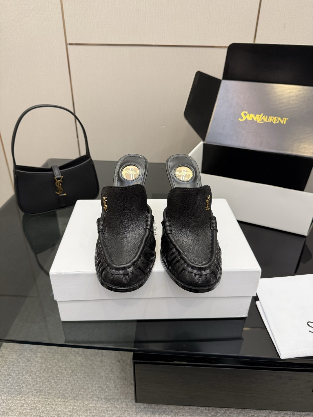 NO:747328,Saint Lauren*YSL Saint Laurent 25ss new product YSL small logo loafers and half slippers. The iconic small logo is the soul of this pair of shoes. It is presented on the shoe body in a low-key and delicate manner. Different from the big and flamboyant logo, it is quiet but eye-catching. It outlines YSL's unique fashion DNA with simple lines and inadvertently reveals the brand's profound heritage. The classic almond-shaped design of the toe cleverly modifies the foot shape and visually lengthens the foot line to highlight elegance and delicacy.  . Whether it is paired with simple wide-leg pants or a playful short skirt, it can be easily worn to show the charm of different styles and become the finishing touch in the look. The fabric is made of original customized leather, the inner pads are all sheepskin, Italian imported genuine leather outsole size 35-39 (customized 40/41/42/43), half-slip heels, saint laurent, saint laurent, saint laurent, loafers, high  heels,skirts,sheepskin,Leather soles19860909Saint Lauren*YSL圣罗兰25ss新品 YSL小logo乐福鞋半拖 标志性的小logo是这双鞋的灵魂所在 以低调而精致的姿态呈现于鞋身之上. 不同于张扬的大标识 它安静却醒目 用简洁线条勾勒出YSL独有的时尚DNA 在不经意间透露出品牌的深厚底蕴 鞋头的经典杏仁形设计 巧妙修饰脚型 在视觉上拉长足部线条 彰显优雅与秀气 . 无论是搭配简约阔腿裤 还是俏皮小短裙 都能轻松驾驭 展现不同风格魅力 成为造型中的点睛之笔. 面料采用原版定制皮料 内里垫脚均为羊皮 意大利进口真皮大底 size35-39（40/41/42/43定制）,半拖高跟鞋,saint laurent,saint laurent,saint laurent,loafers,high heels,skirts,sheepskin,Leather soles,Women's Shoes