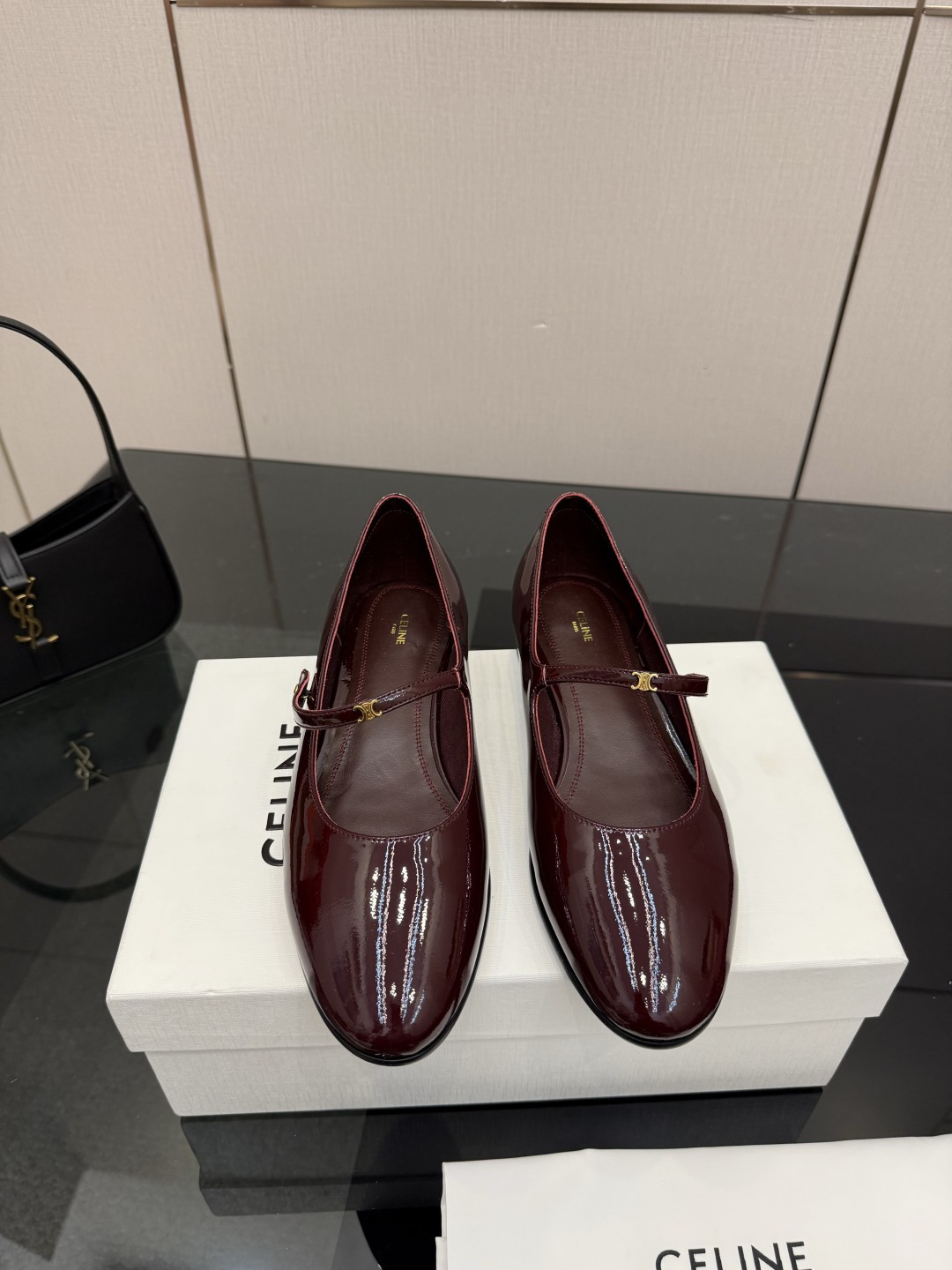 NO:747119,Celine/Céline 26WF new product Arc de Triomphe Mary Jane When the lazy tone of the Left Bank of Paris collides with the casual trend, this pair of loafers takes the classic shoe shape as the bone and the heel as the soul. The soul of the shoe body is undoubtedly the iconic Arc de Triomphe logo. The neat lines replicate the architectural edges and corners of the Arc de Triomphe in Paris. They are clear but not stiff and are integrated with the upper material. Every detail hides CELINE's century-old heritage. This symbol is never a label to show off, but a silent declaration of the independent character of contemporary women.  Write the elegance and freedom of contemporary women, making every step a gentle encounter of French romance. The fabric is made of original customized patent leather, the lining and toes are all sheepskin, and the genuine leather outsole imported from Italy size35-39 (customized 40/41), Mary Jane, celine, celine, loafers, mary jane, sheepskin, Leather soles19860909Celine/赛琳26WF新品凯旋门玛丽珍 当巴黎左岸的慵懒腔调碰撞随性风潮 这双乐福鞋以经典鞋型为骨 以踩跟为魂 鞋身灵魂当属标志性凯旋门标识 线条利落复刻巴黎凯旋门建筑棱角 清晰不生硬 与鞋面材质浑然一体 每一处细节都藏着CELINE的百年底蕴 这枚符号从不是炫耀的标签 是当代女性独立风骨的无声宣言 书写当代女性的优雅与自在 让每一步成为法式浪漫的温柔邂逅. 面料采用原版定制漆皮 内里踮脚均为羊皮 意大利进口真皮大底 size35-39（40/41定制）,玛丽珍,celine,celine,loafers,mary jane,sheepskin,Leather soles,Women's Shoes