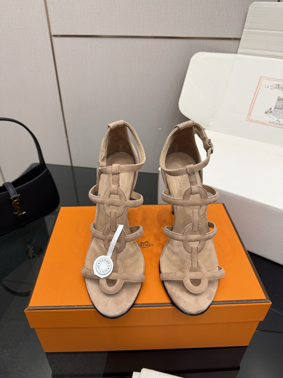 NO:747116,Purchasing level (with airplane case) Hermer/Hermès classic sandals. The kelly buckle is cool, full of high-end, good appearance and comfort. The pointed toe design elongates the leg line, making the feet appear more slender, adding a feminine elegance. The fabric is imported from Beijing, the lining of the feet is mixed sheepskin, the Italian imported cowhide outsole Size35-39 (40/41 customized), high-heeled sandals, hermes, hermes, sandals, high  heels,cowhide,sheepskin,sheep19860909代购级 (配飞机盒) Hermer/爱马仕经典凉鞋 kelly扣酷酷的 高级感满满 颜值和舒适度都很友好 尖头设计拉长腿部线条 使脚部显得更加纤细 增添女性的优雅气质. 面料采用进口羊京 内里垫脚均为混种羊皮 意大利进口牛皮大底 Size35-39（40/41定制）,高跟鞋凉鞋,hermes,hermes,sandals,high heels,cowhide,sheepskin,sheep,Women's Shoes