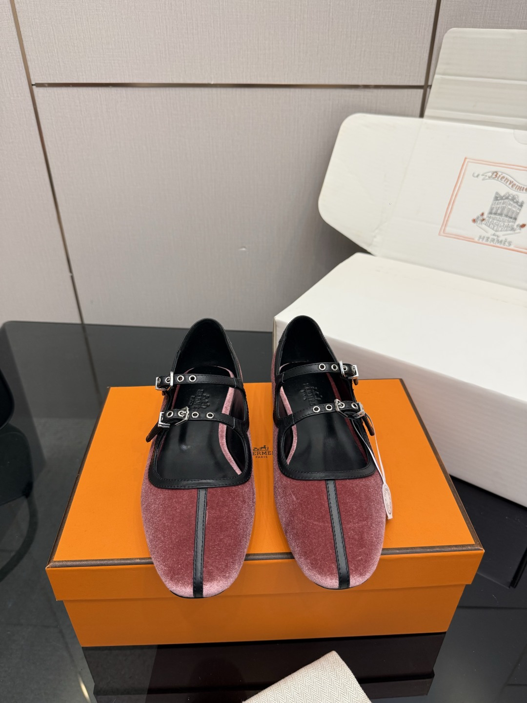 NO:747110,Purchasing grade (with airplane case) Hermer/Hermès classic Mary Jane kelly buckle is cool, high-end, friendly in appearance and comfort. The pointed toe design elongates the leg line, making the feet appear more slender, adding a feminine elegance. The fabric is made of imported cowhide and velvet. The inner pads are all mixed sheepskin. The Italian imported cowhide outsole Size35-39 (customized 40/41), single shoes, hermes, hermes, mary  jane,cowhide,sheepskin19860909代购级 (配飞机盒) Hermer/爱马仕经典玛丽珍 kelly扣酷酷的 高级感满满 颜值和舒适度都很友好 尖头设计拉长腿部线条 使脚部显得更加纤细 增添女性的优雅气质. 面料采用进口牛皮,丝绒 内里垫脚均为混种羊皮 意大利进口牛皮大底 Size35-39（40/41定制）,单鞋,hermes,hermes,mary jane,cowhide,sheepskin,Women's Shoes